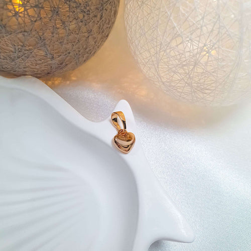 Mazs kulons sirds siluetā zelta tonī