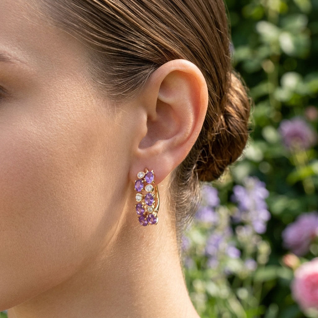 Spindintys auskarai su alyvinės spalvos cirkoniais