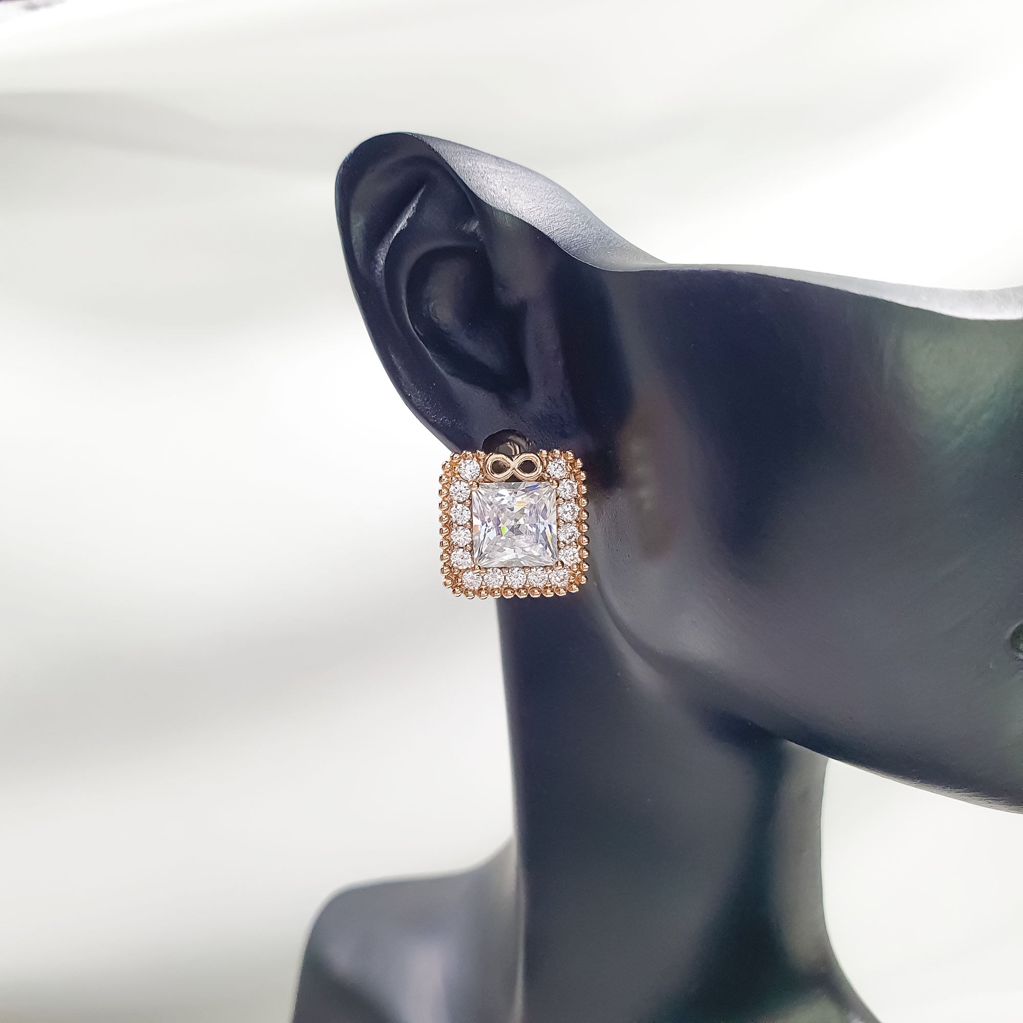 18K apzeltīti sieviešu auskari ar baltu cirkonu mirdzumu