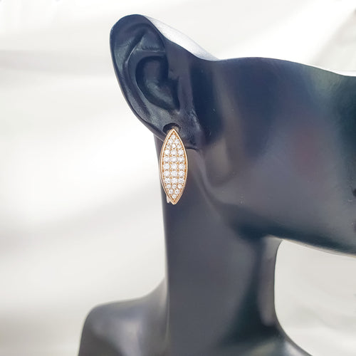 Mirdzoši auskari ar maziem cirkoniem lapas siluetā un apzeltītu virsmu