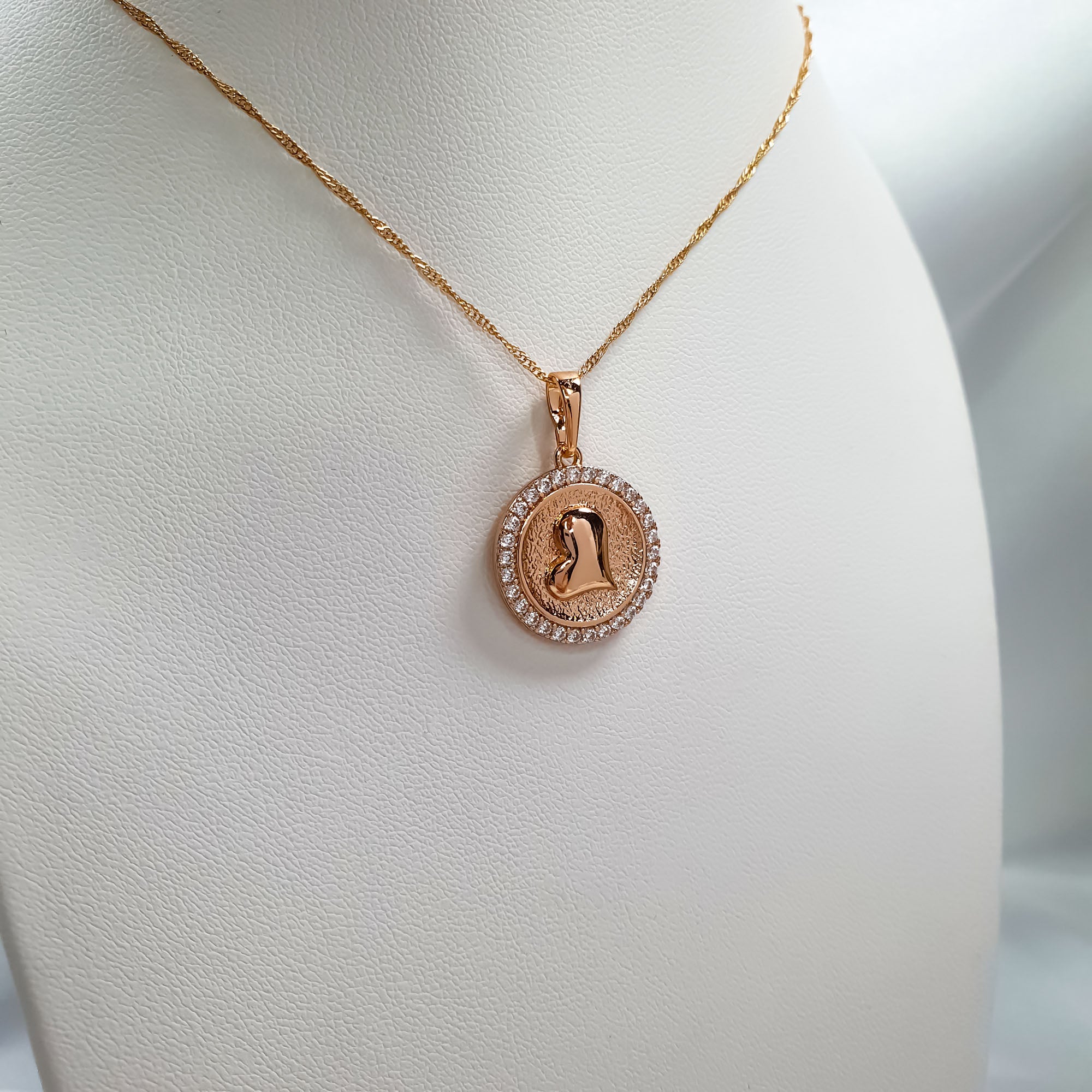 Romantiska stila sieviešu piekariņš ar teksturētu virsmu un mirdzošiem akmeņiem malās