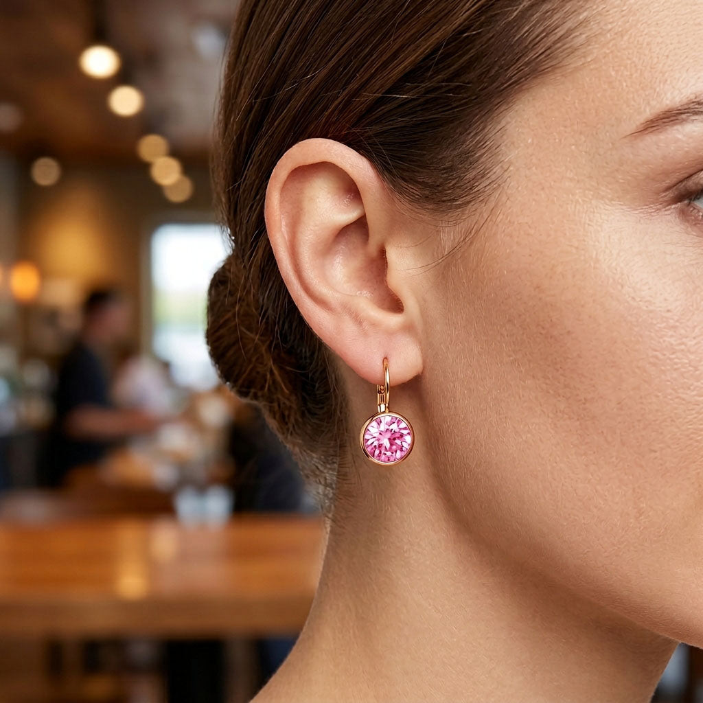 Pastebimi ryškaus atspalvio auskarai jūsų stiliui