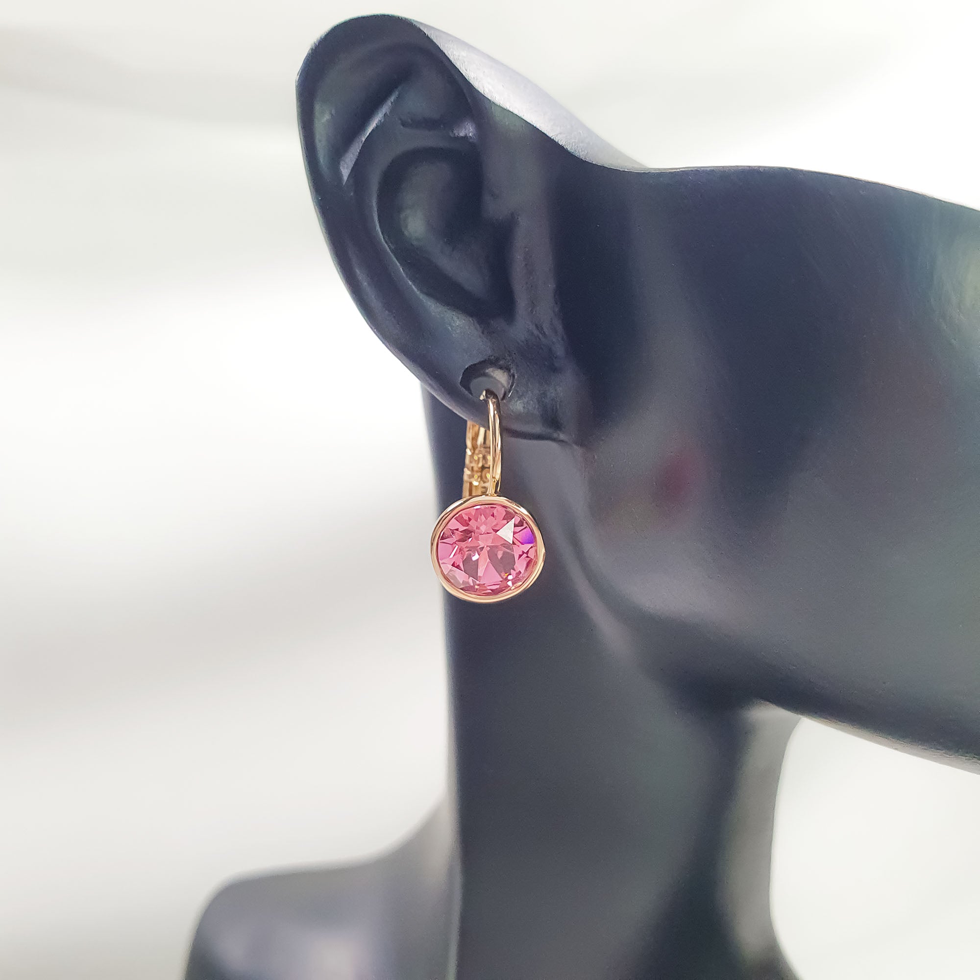 Klasiska stila auskari ar košiem rozā akmeņiem un drošu franču slēdzenes mehānismu