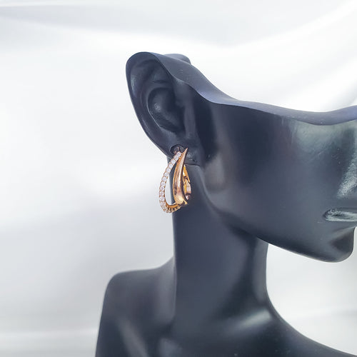 Mūsdienīgi sieviešu auskari ar angļu aizdari un asimetrisku dubulto līniju formu