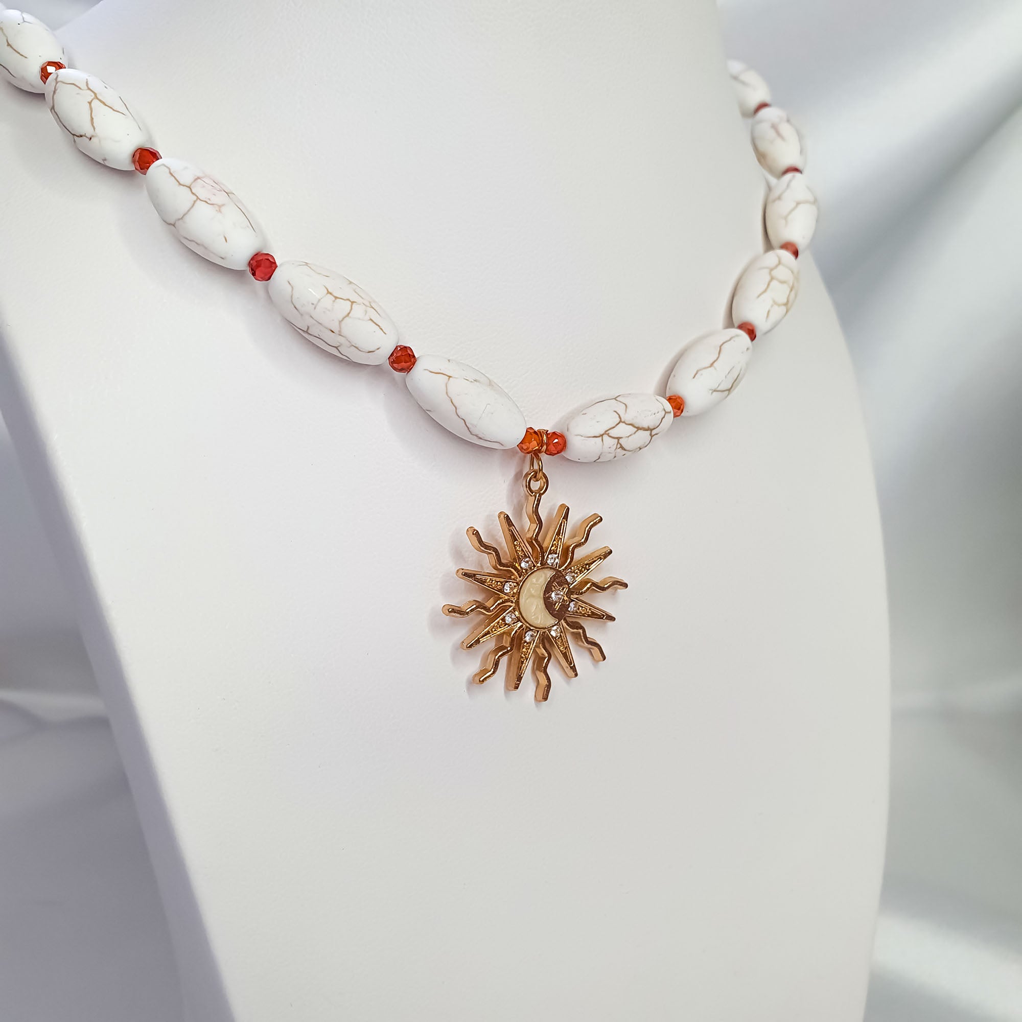 48 cm gara sieviešu rota ar dzīslainām akmens lodītēm un debesu simbolu centrā