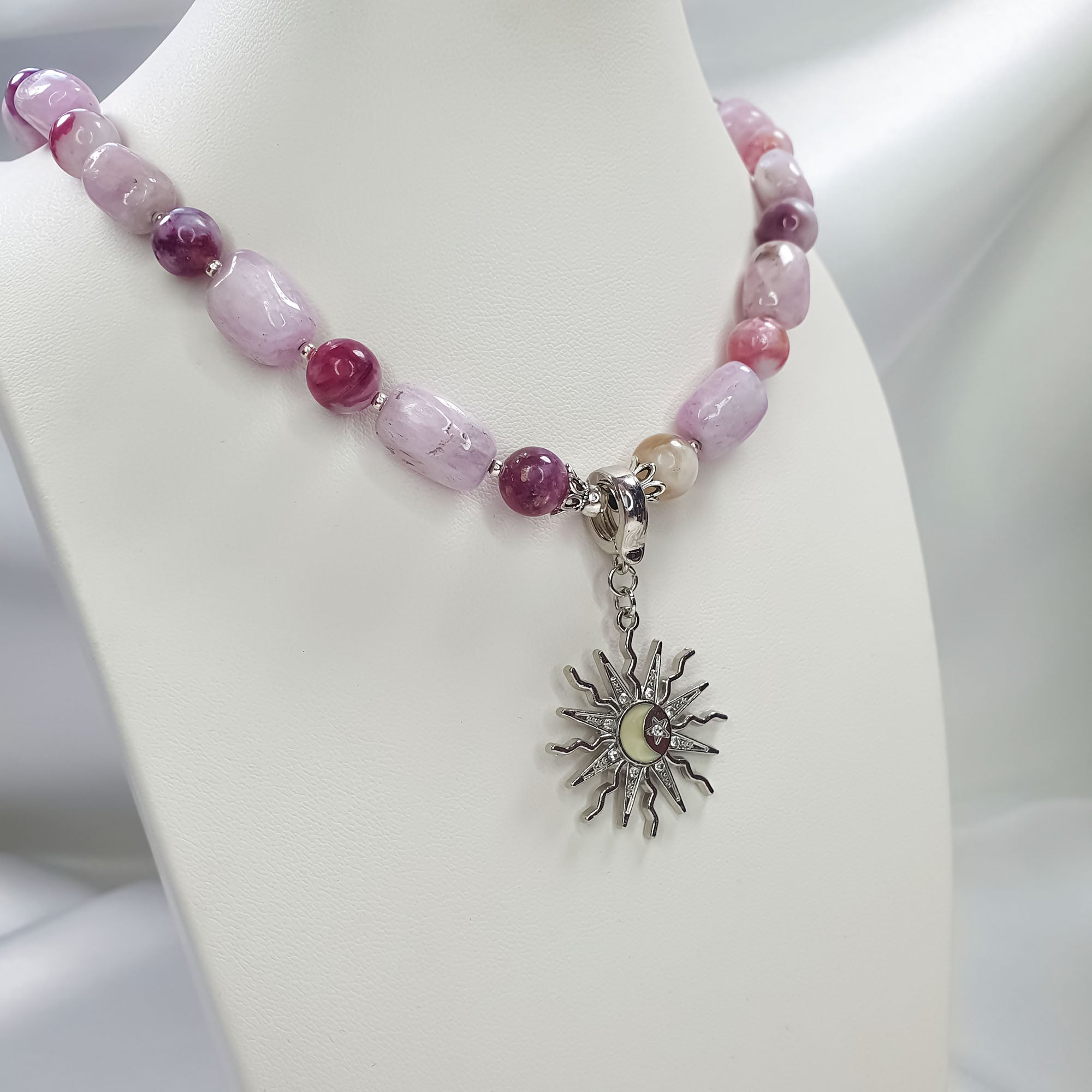 Violeta lepidolīta kaklarota ar sudrabotu saules un mēness formas centrālo kulonu