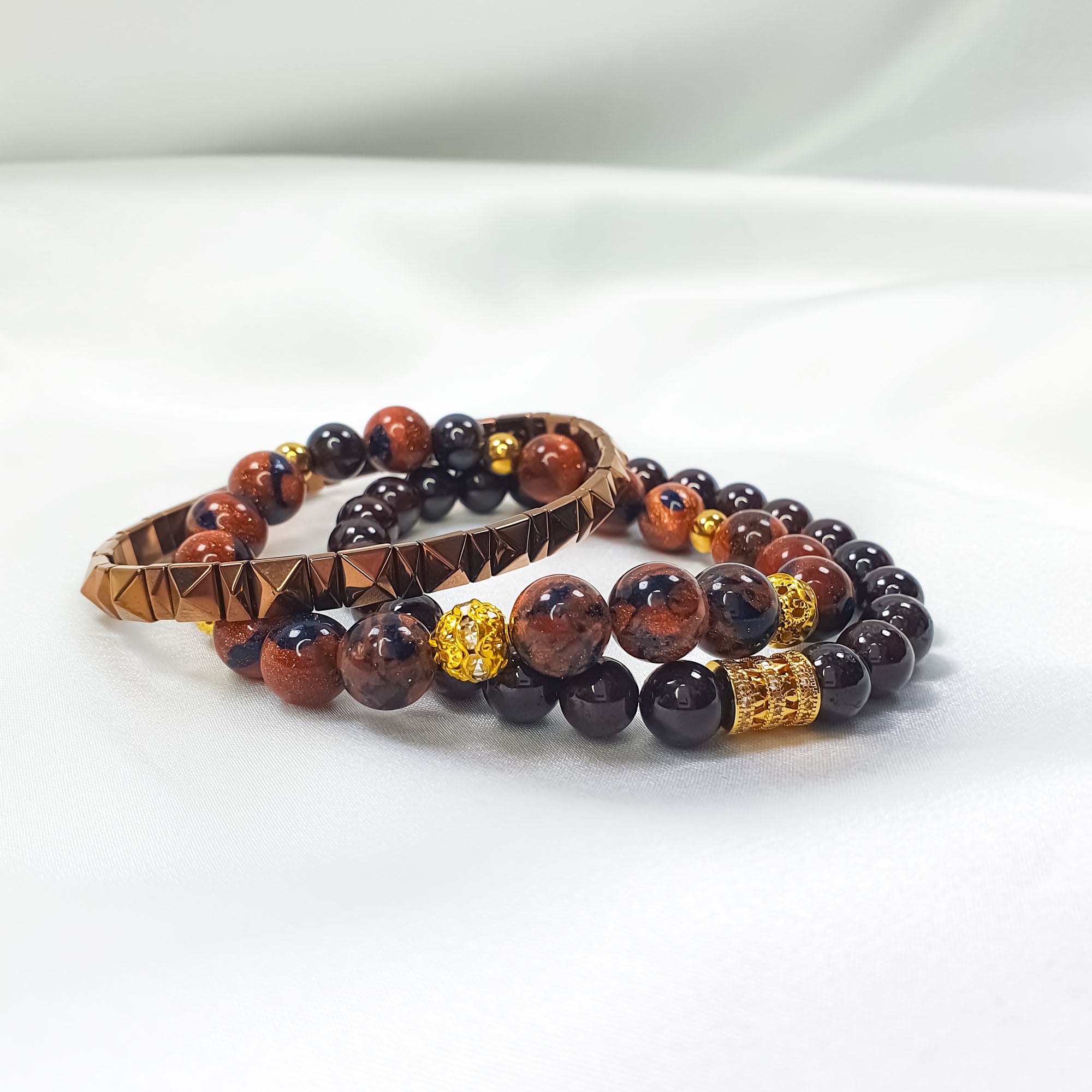 Sarkanbrūnas sieviešu aproces no dabīgiem un sintētiskiem akmeņiem