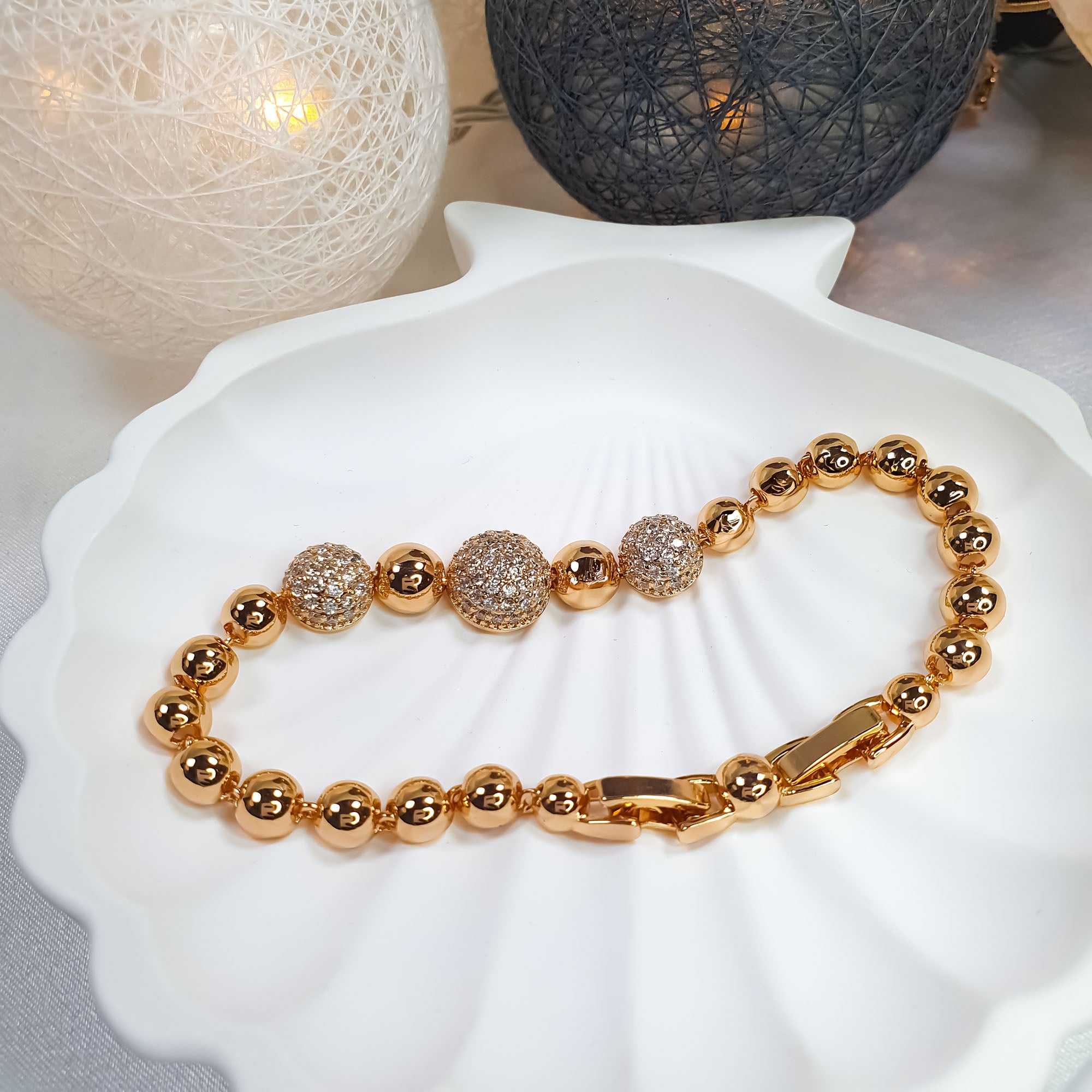 Rokassprādze ar apaļām lodītēm un centrāliem cirkoniem