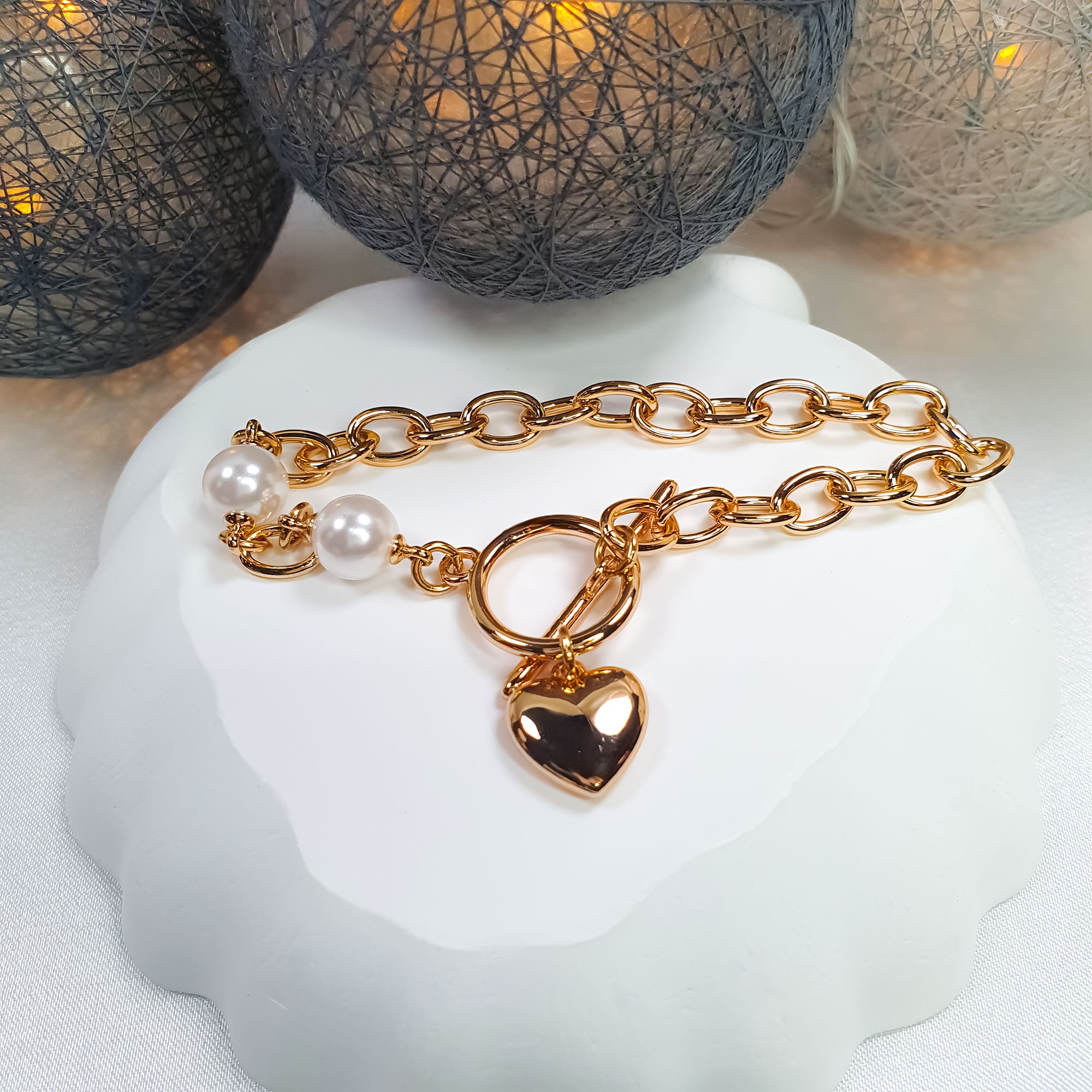 Ķēdes rokassprādze ar pērles elementu un sirds formu