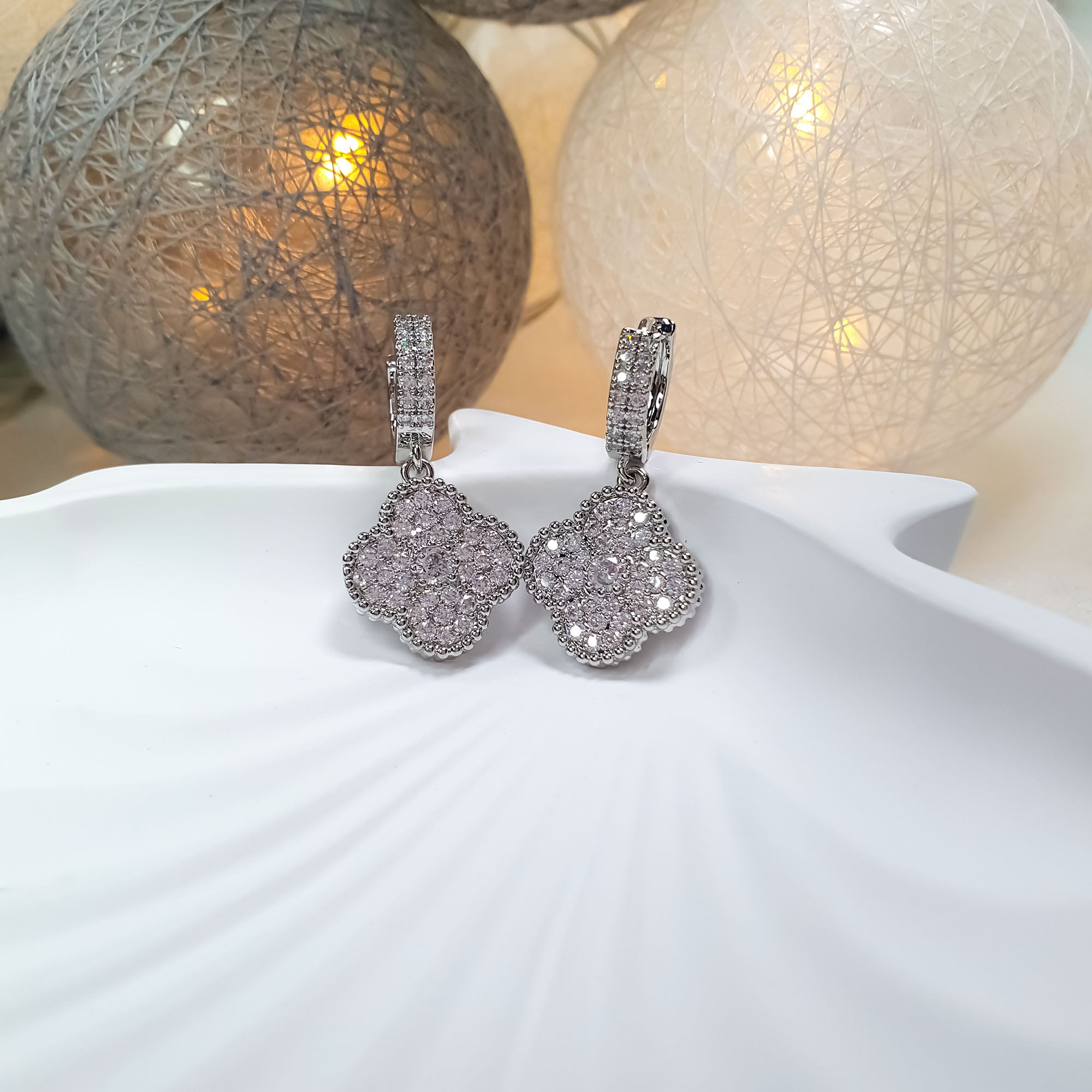 Auskari ar bagātīgi klātiem cirkoniem zieda formā