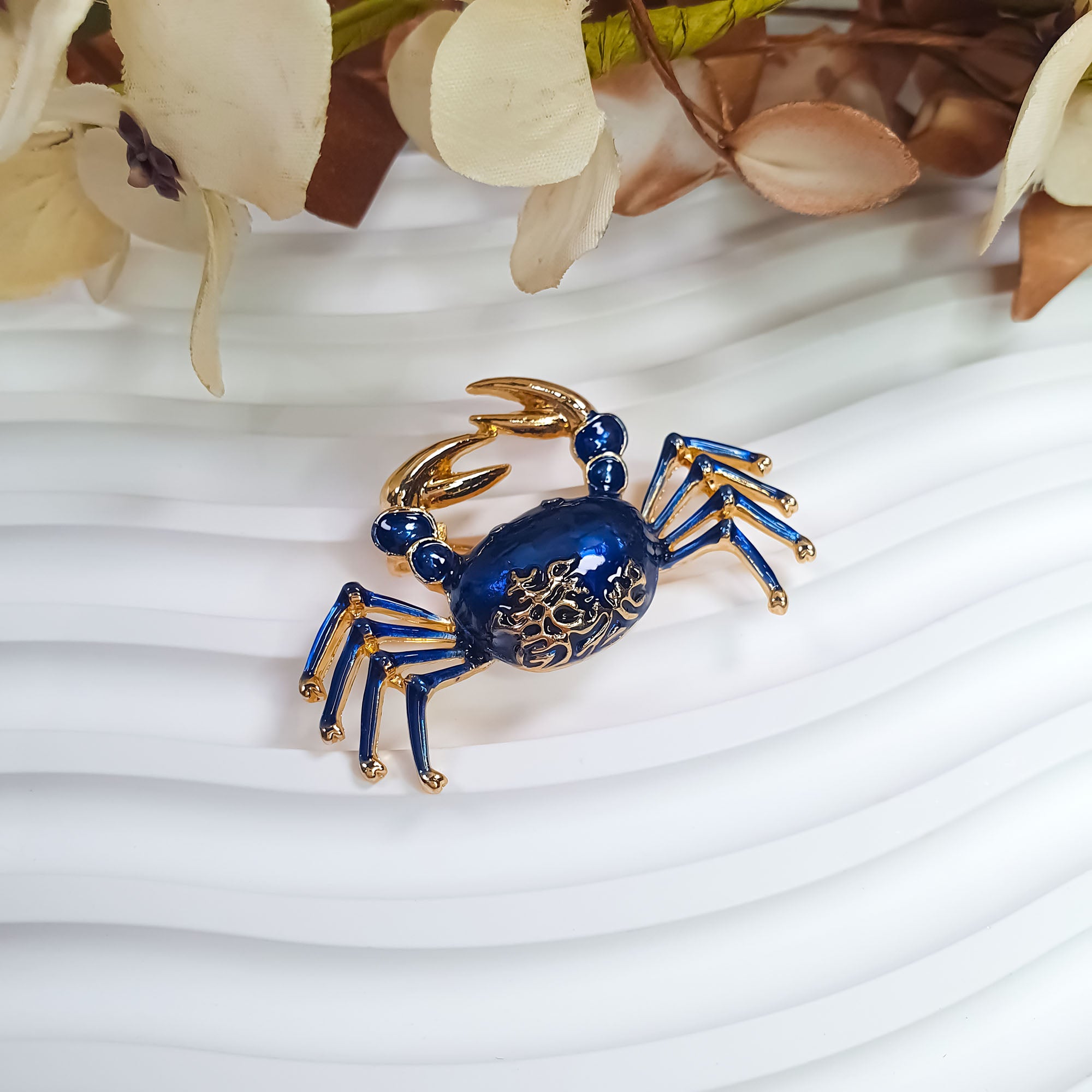 Zilās emaljas krabja piespraude tuvplānā