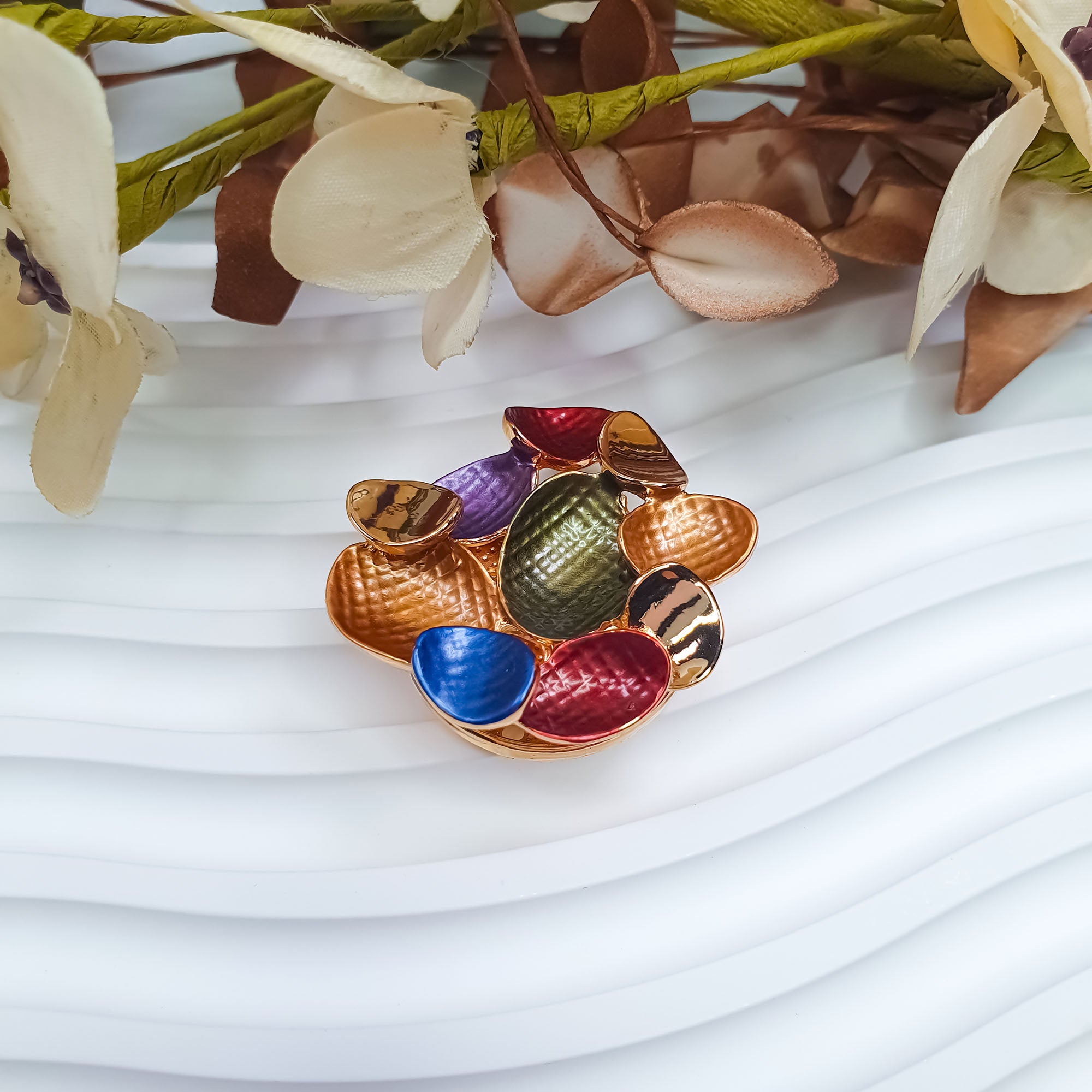 Ovālu plāksnīšu piespraude ar oranžu, zilu, zaļu un violetu toni