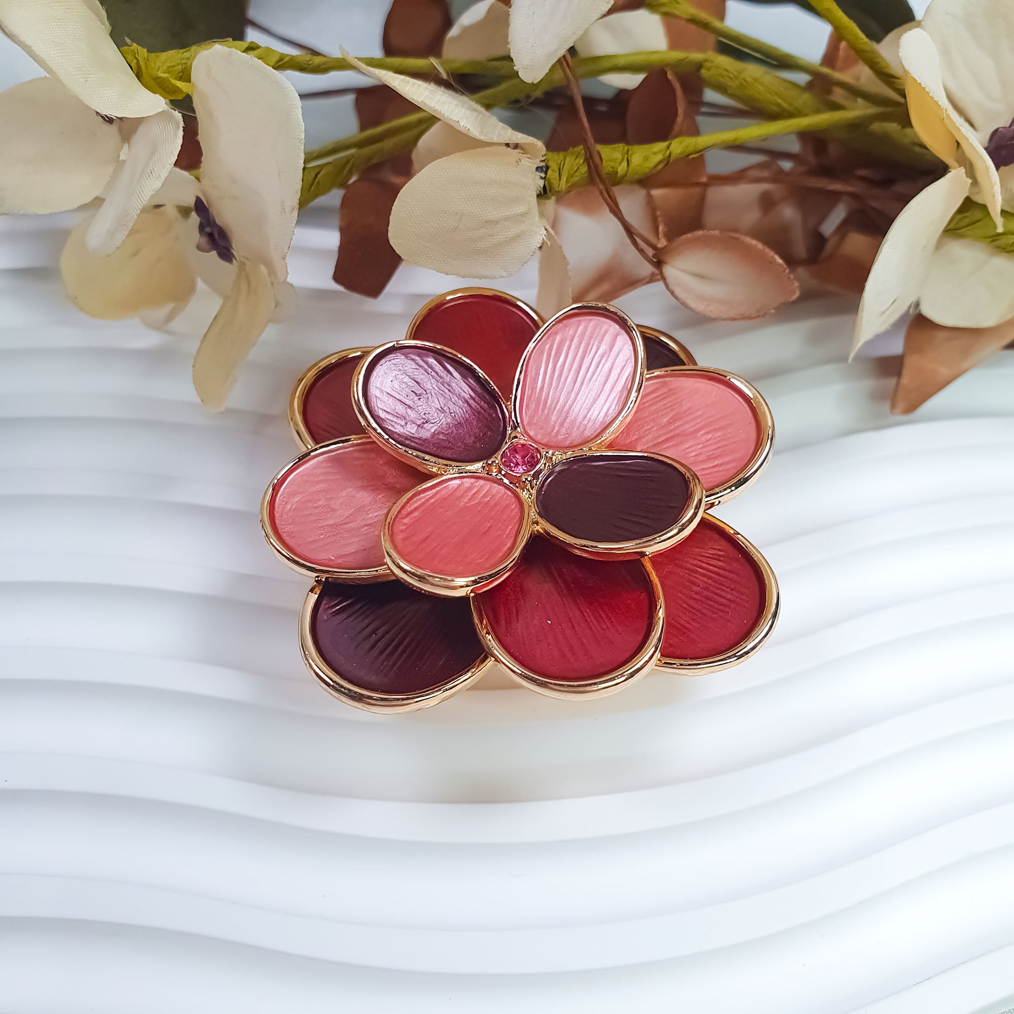 Daudzslāņu ziedu piespraude ar ovālām emaljas virsmām