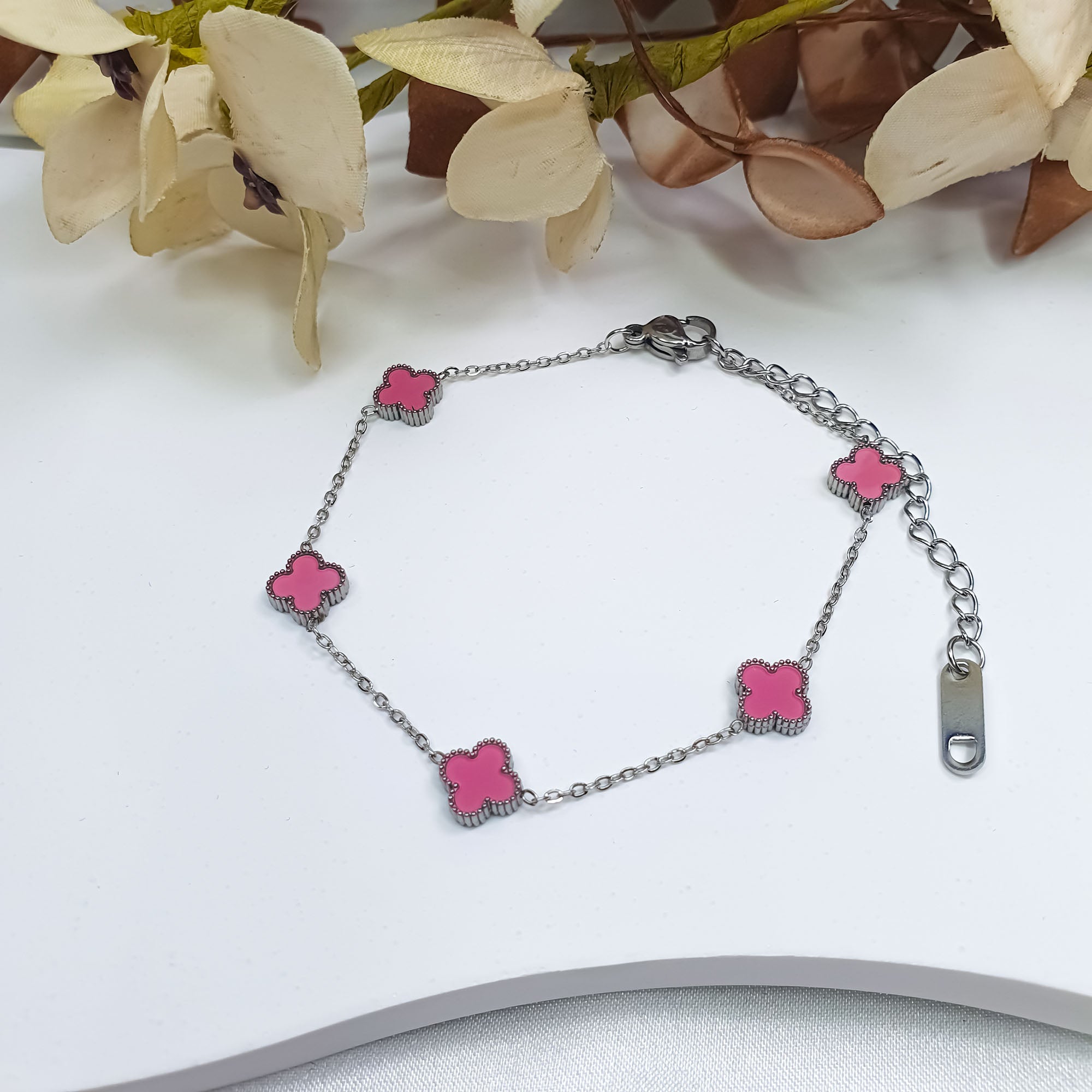 Sudraba toņa ķēdes rokassprādze ar rozā emaljas āboliņiem