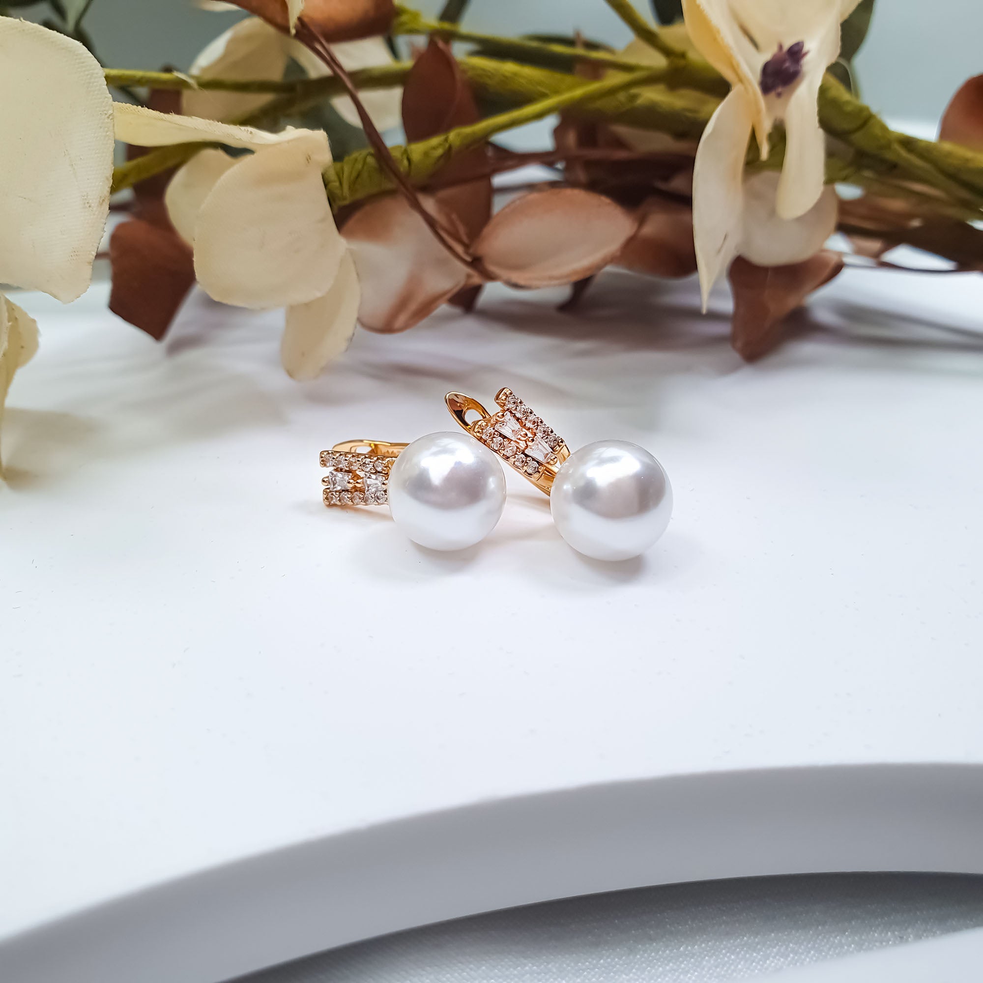 Kompakti auskari ar pērles centru un gaismas detaļu