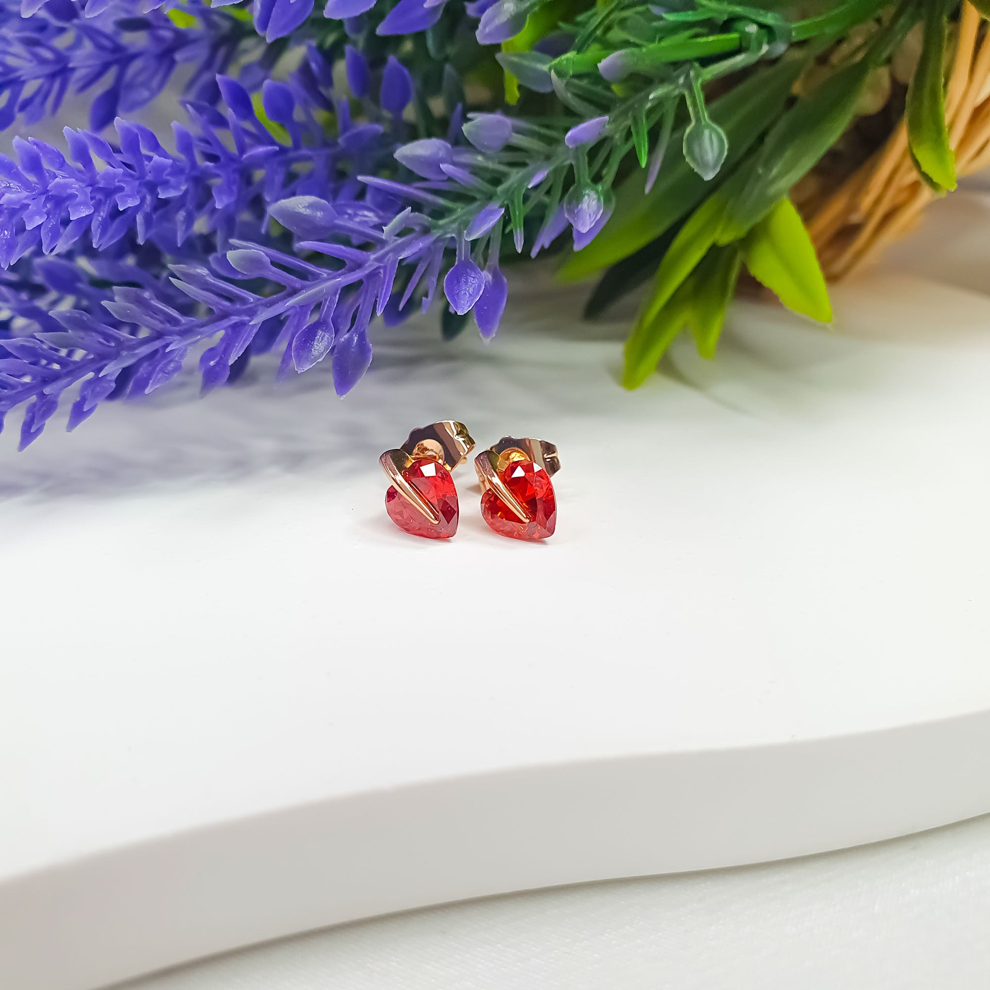 Zelta toņa auskari ar sarkanu sirds formas elementu