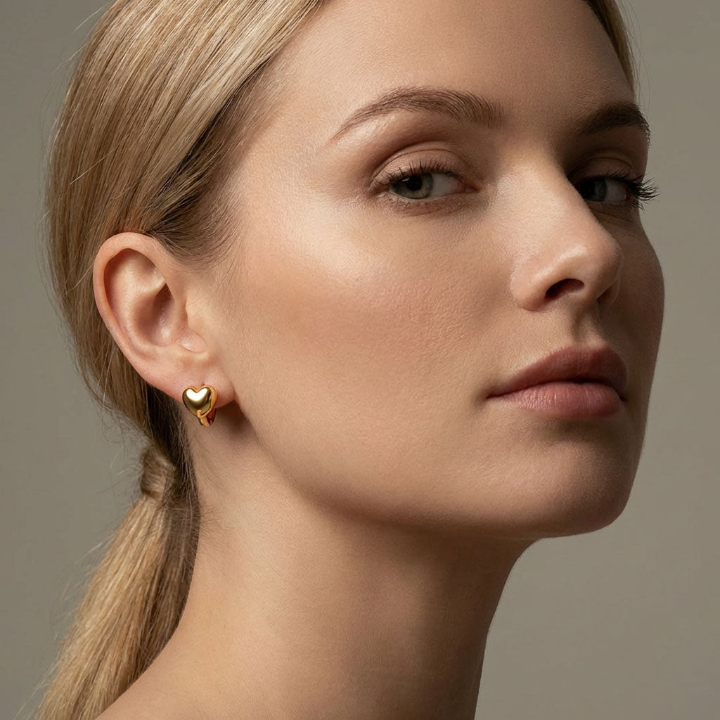 Лаконичные серьги-кольца с сердечным акцентом