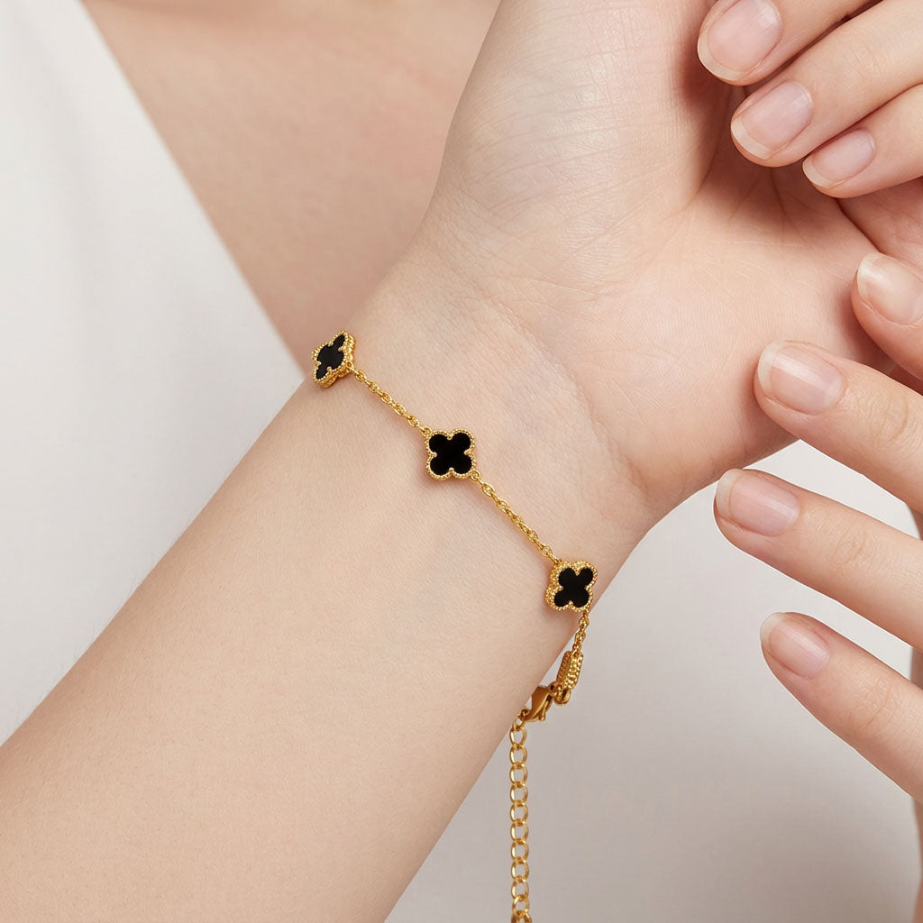 Apyrankė su juodais keturlapio dobilo elementais