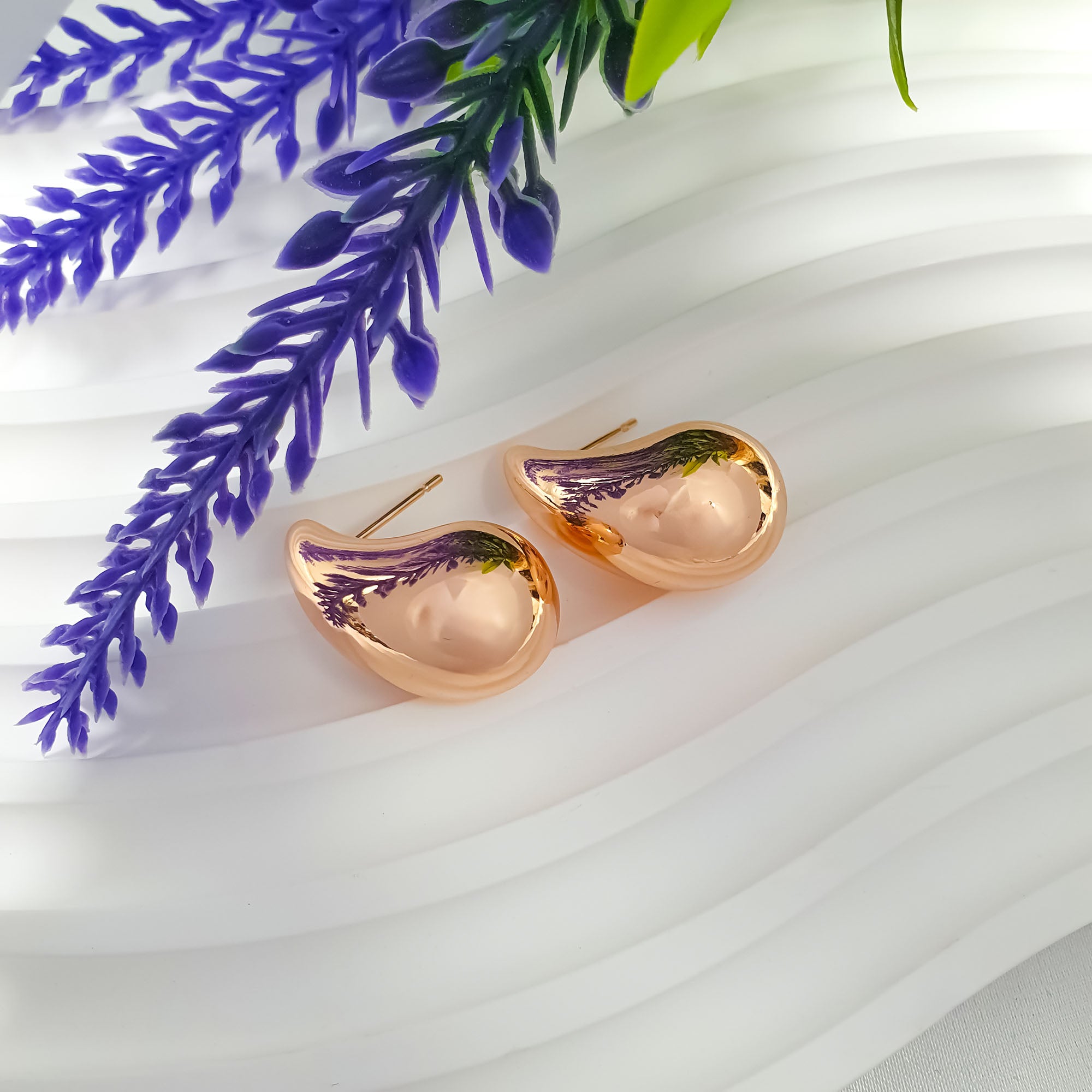 Gludi lāses silueta auskari ar spīdīgu virsmu