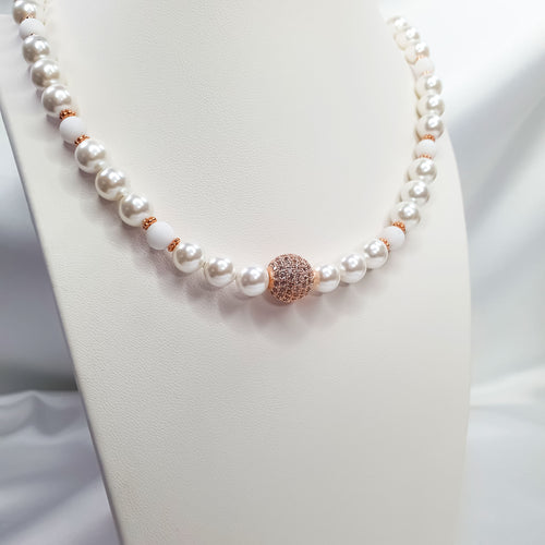 Klasiska balta rota ar mirdzošu centrālo bumbu un medicīniskā tērauda aizdari