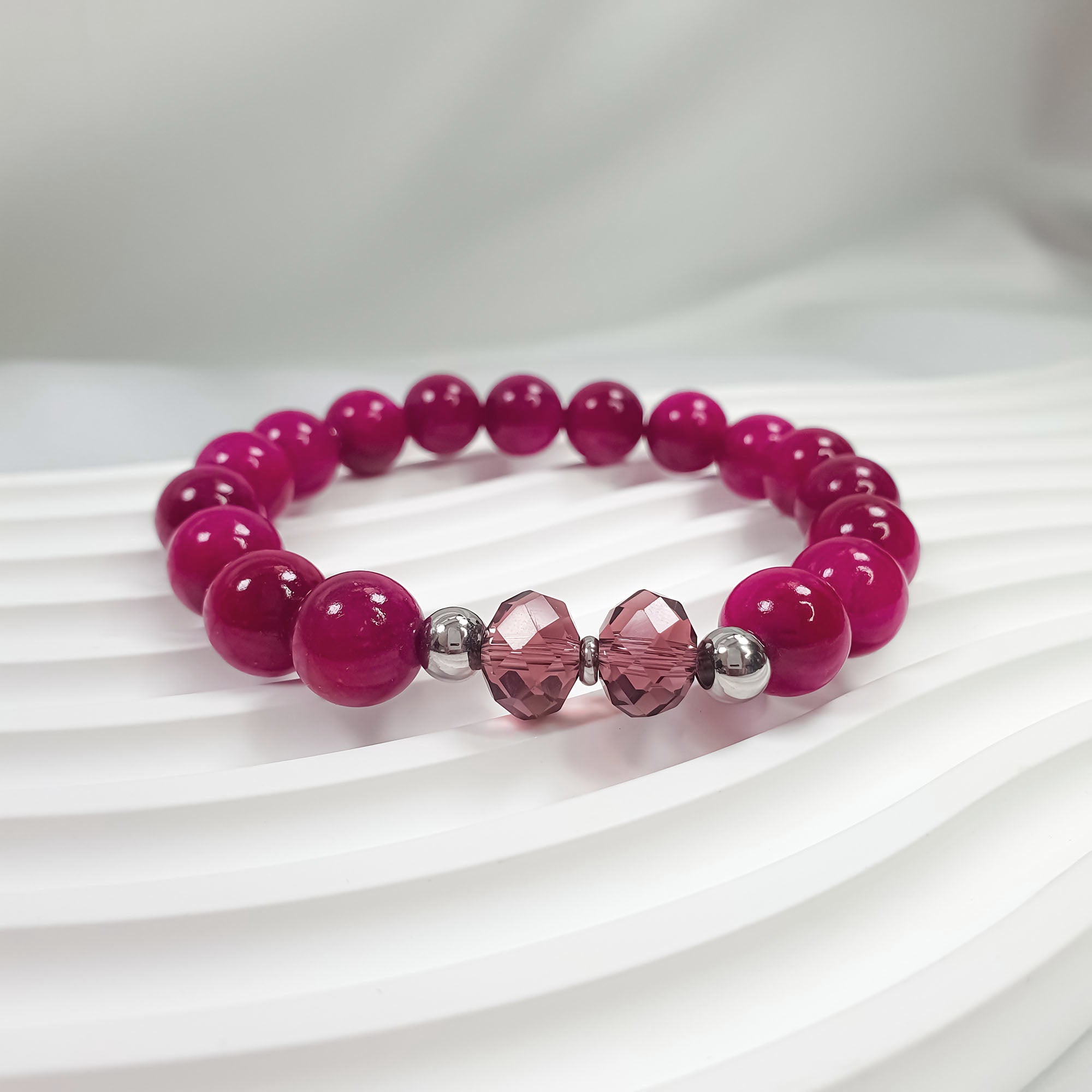 Rozā dolomīta marmora pērļu aproce ar slīpētiem stikla elementiem centrā