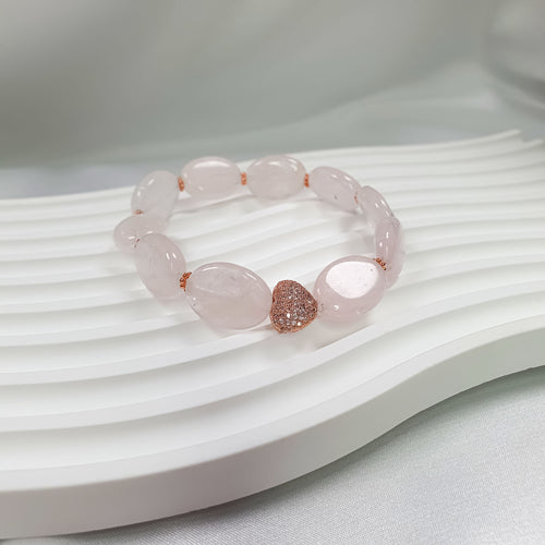 Sieviešu aproce no lieliem gaišā kvarca akmeņiem