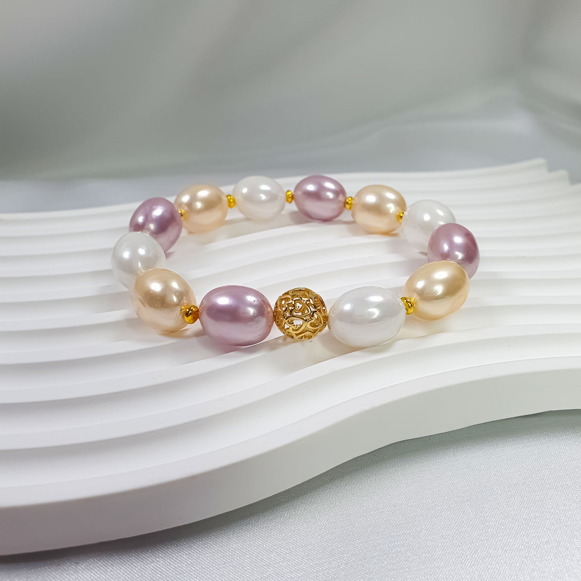 Romantiska sieviešu aproce no baltām, bēšām un ceriņkrāsas pērlēm