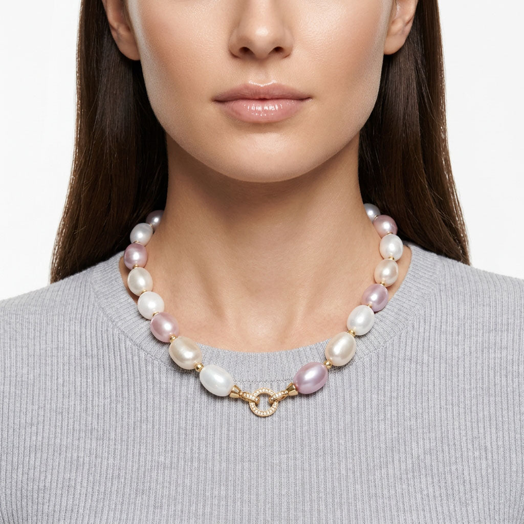 Trijų spalvų dirbtinių perlų kaklo papuošalas