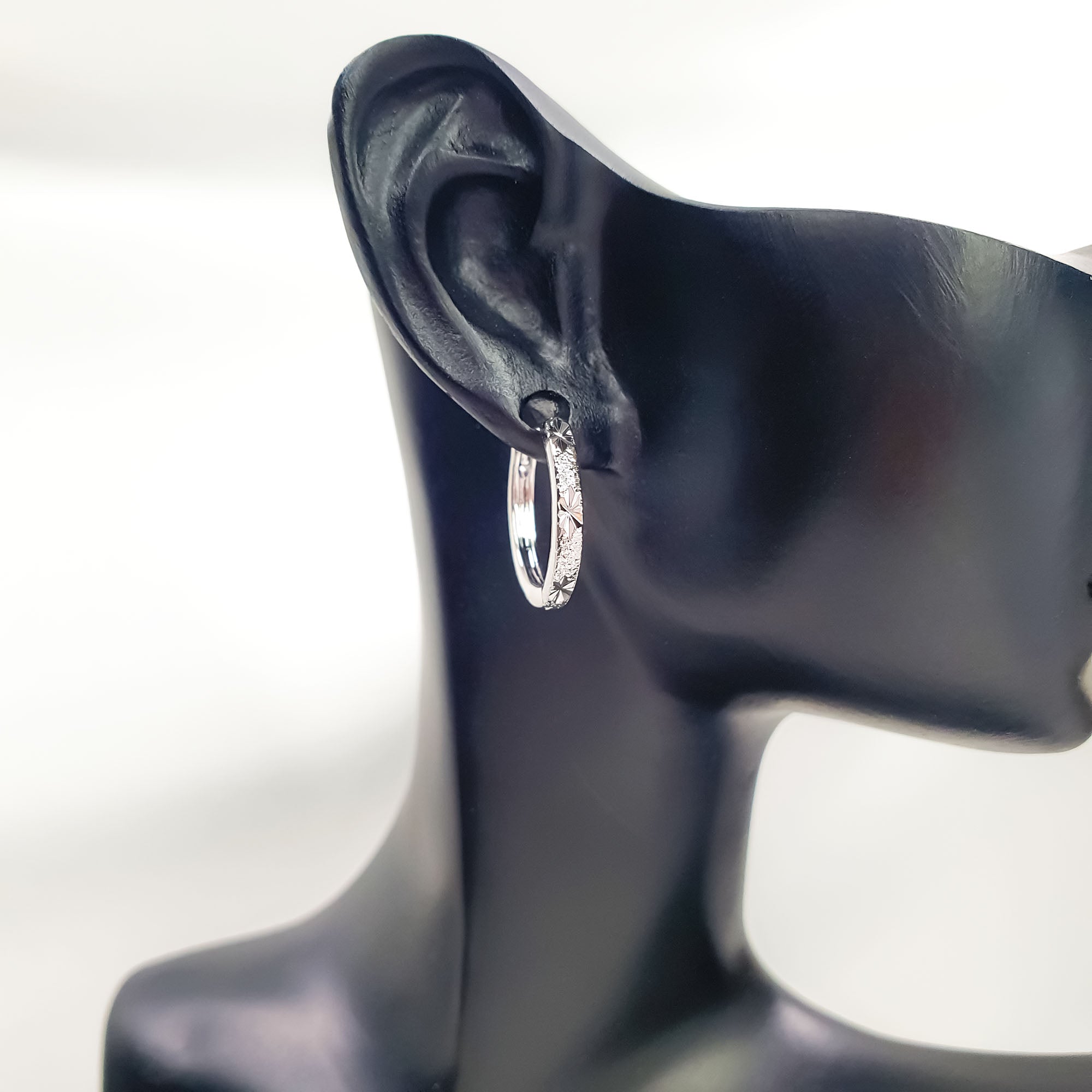 Nelieli 15 mm sieviešu auskari Kongo stilā ar teksturētu virsmu