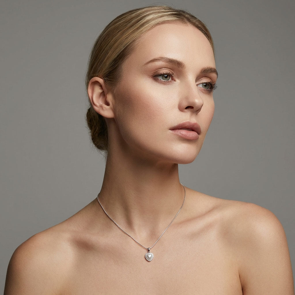 Aristokratiškas pakabukas su inkrustuotu rėmeliu