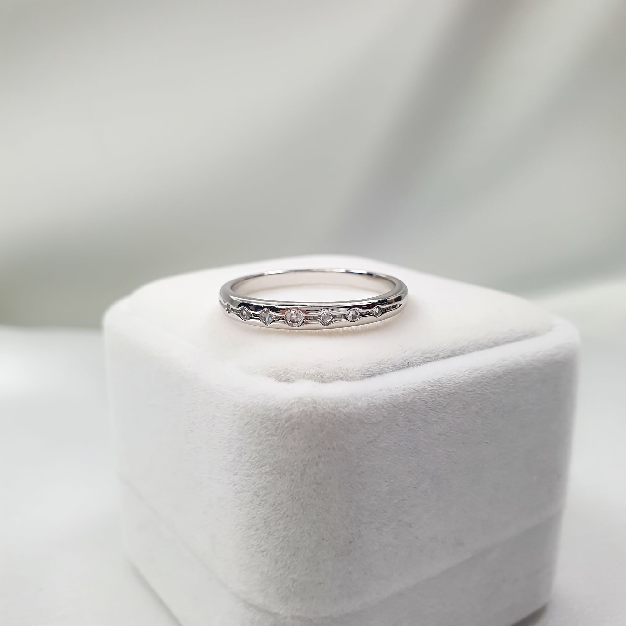 Smalks 3 mm sieviešu gredzens ar platīnas pārklājumu un mirdzošiem akmeņiem