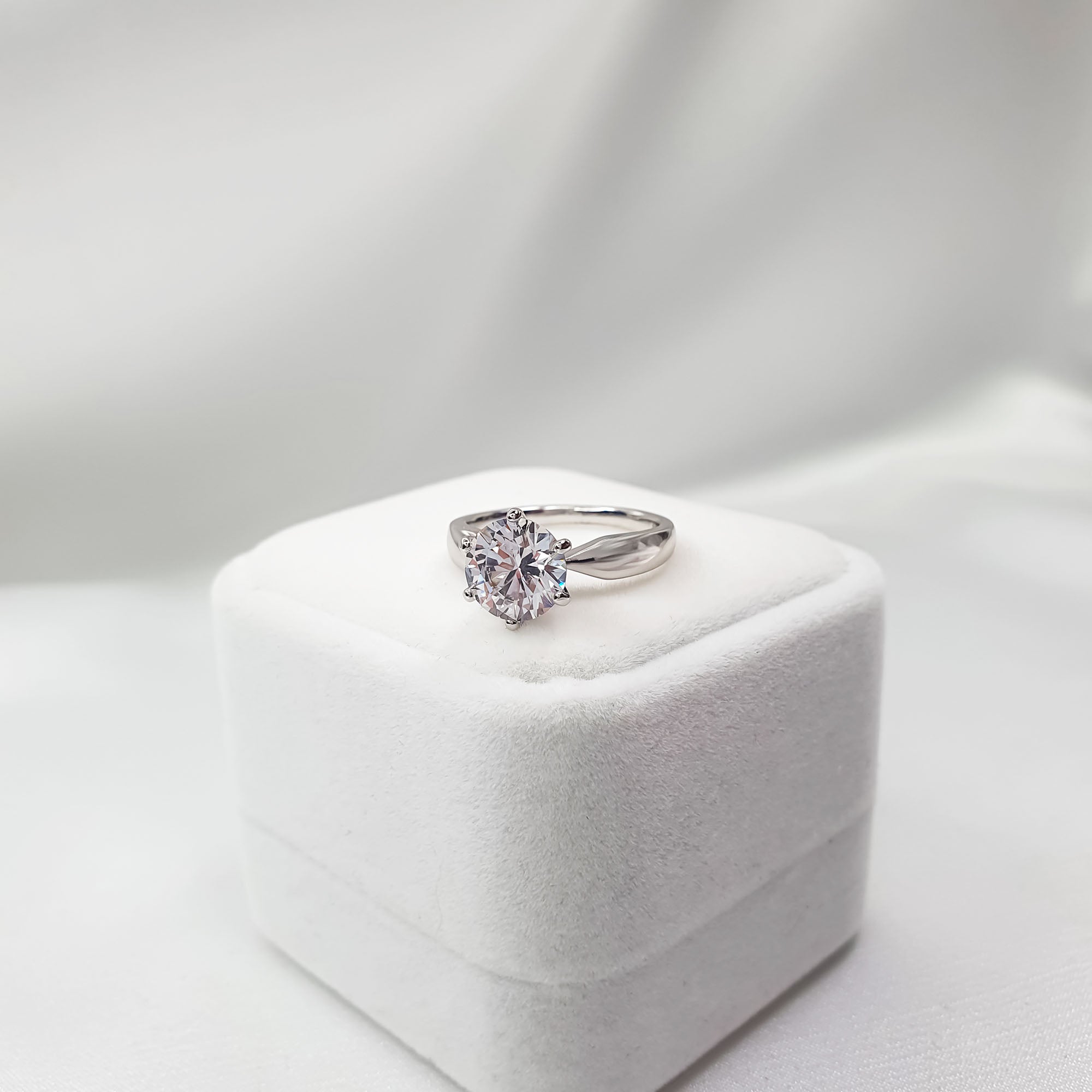 Saderināšanās stila gredzens sudraba krāsā ar sešu zaru stiprinājumu