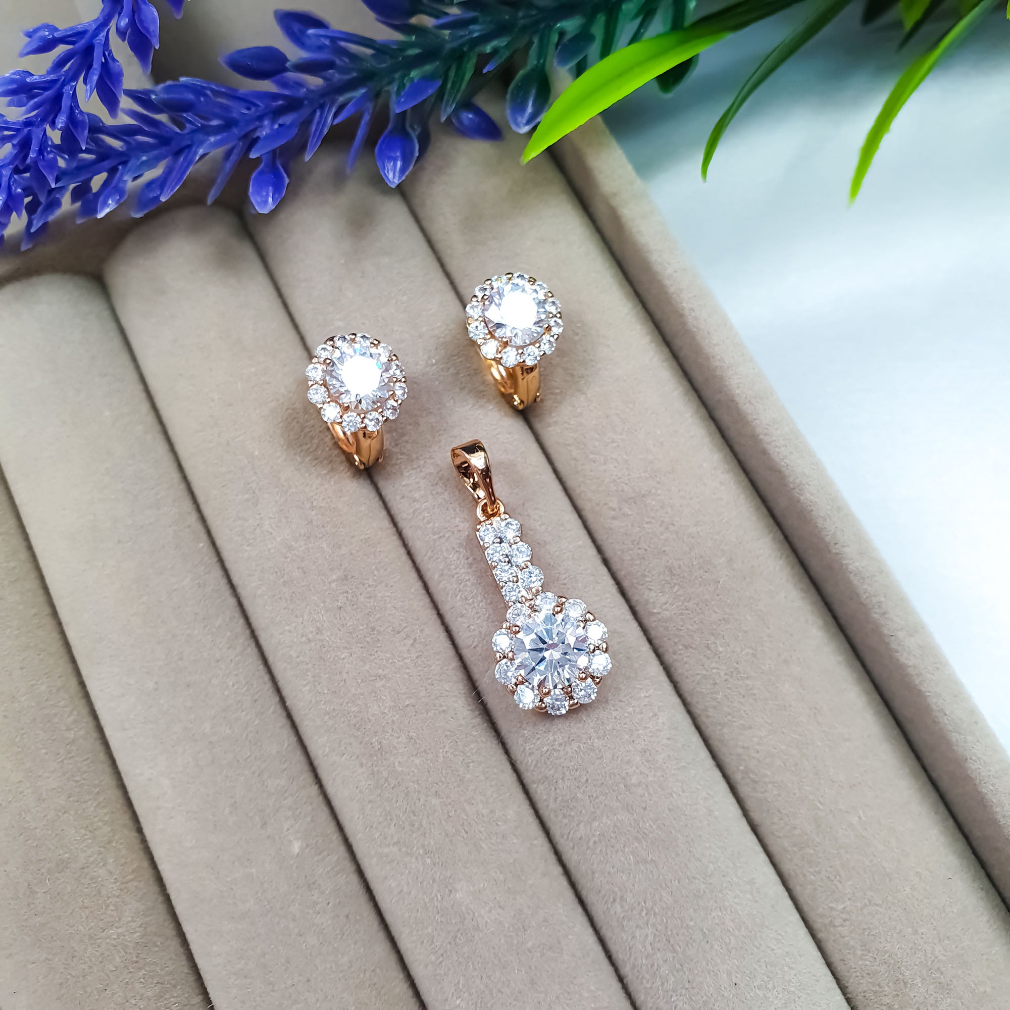 Auskari ar kongo aizdari un cirkona kulons ar 18K zelta pārklājumu