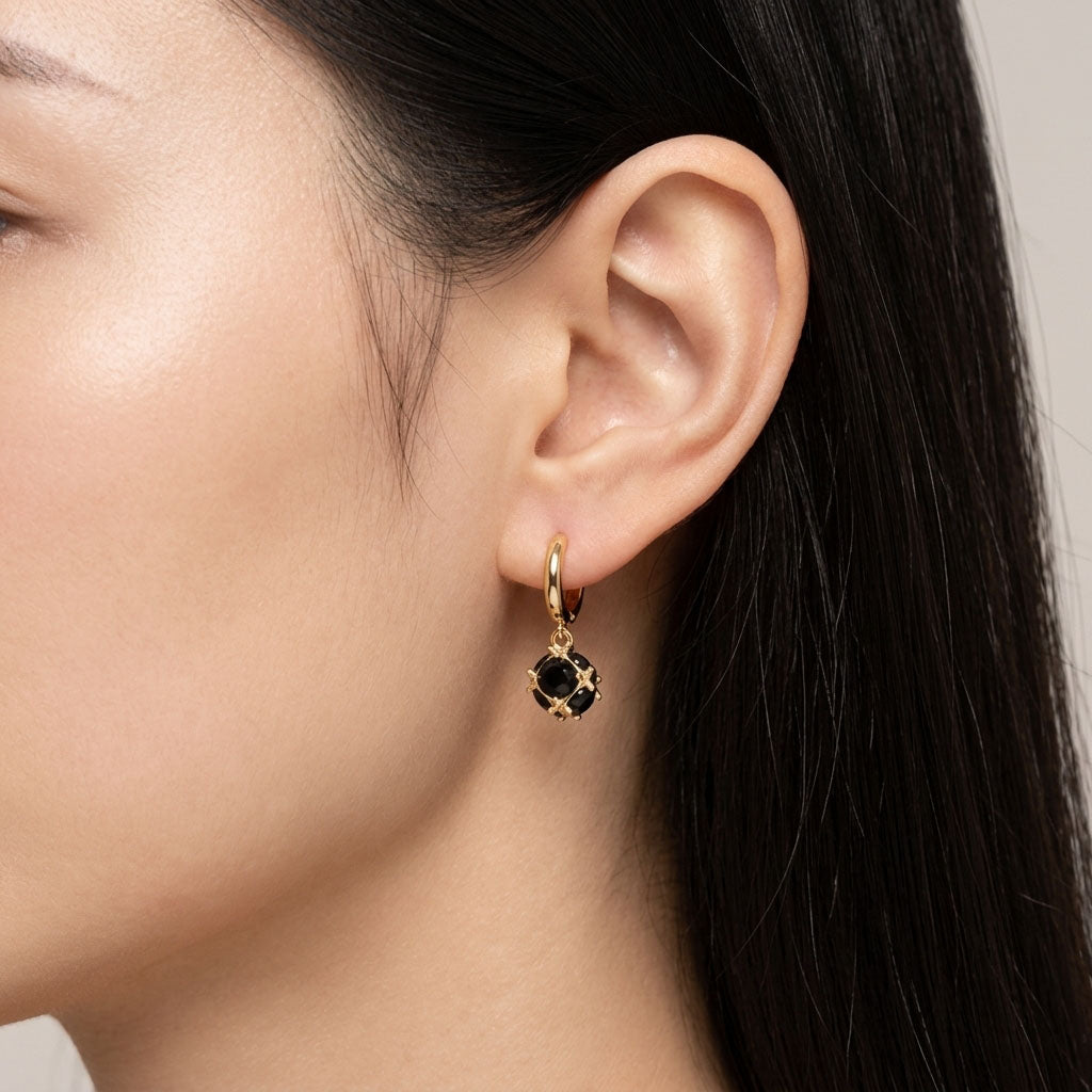 Paslaptingi auskarai su juodaisiais cirkoniais