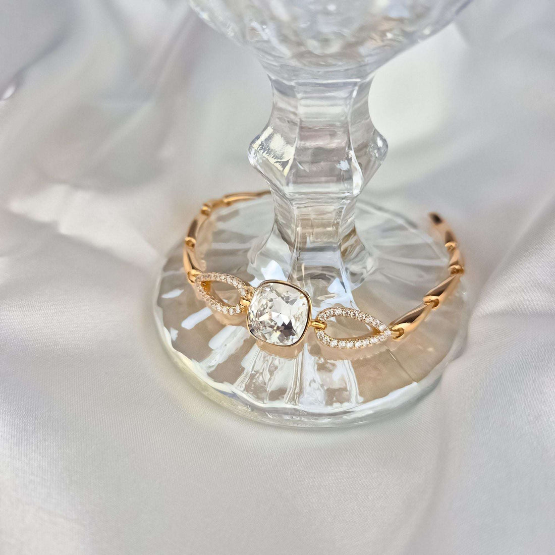Браслет со сверкающим кристаллом Swarovski на стеклянной подложке, видны звенья с цирконами
