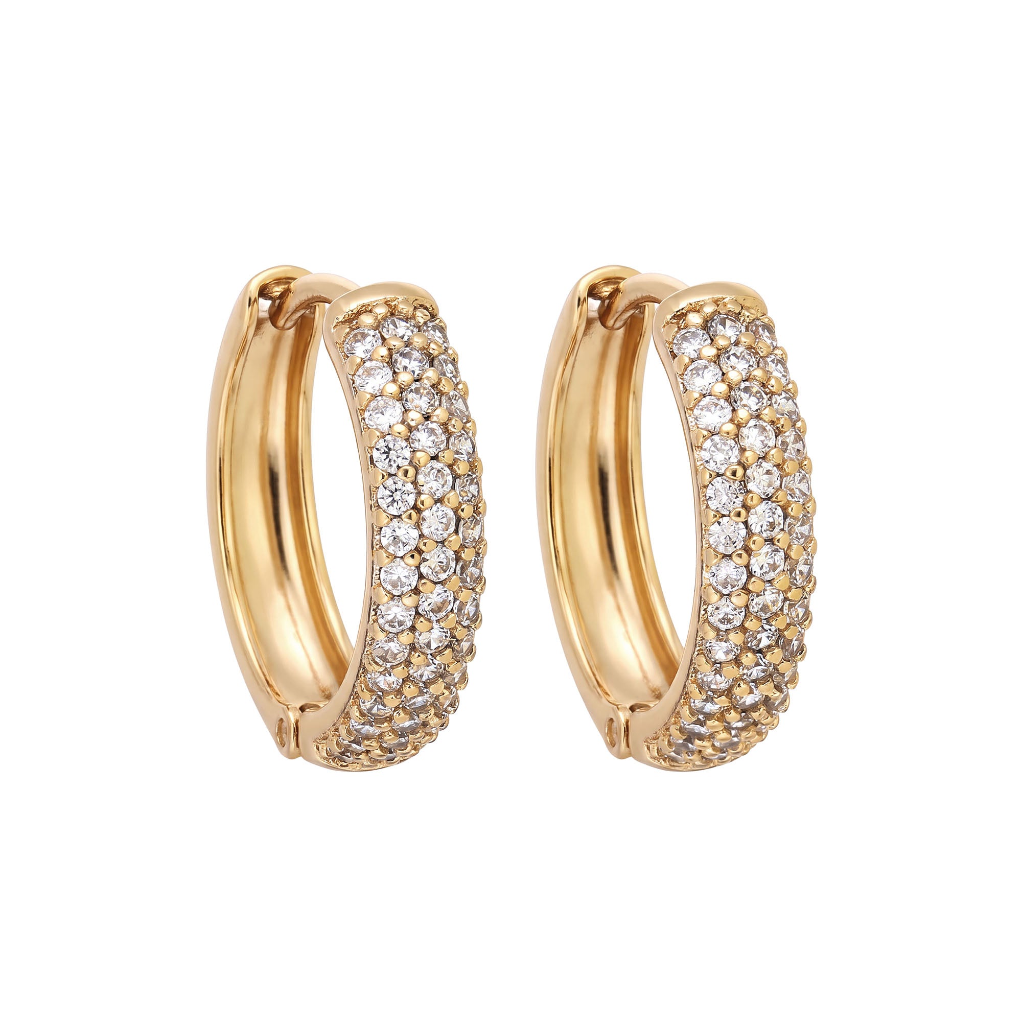 Серьги-кольца цвета золота с тремя рядами сияющих цирконов на белом фоне