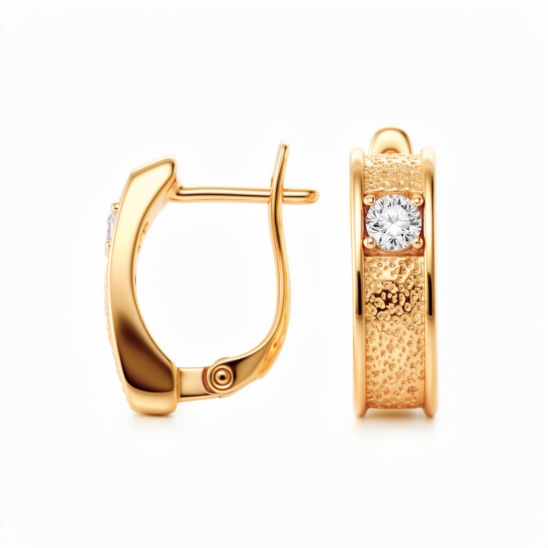 Apzeltīti auskari ar teksturētu virsmu un vienu baltu cirkonu centrā