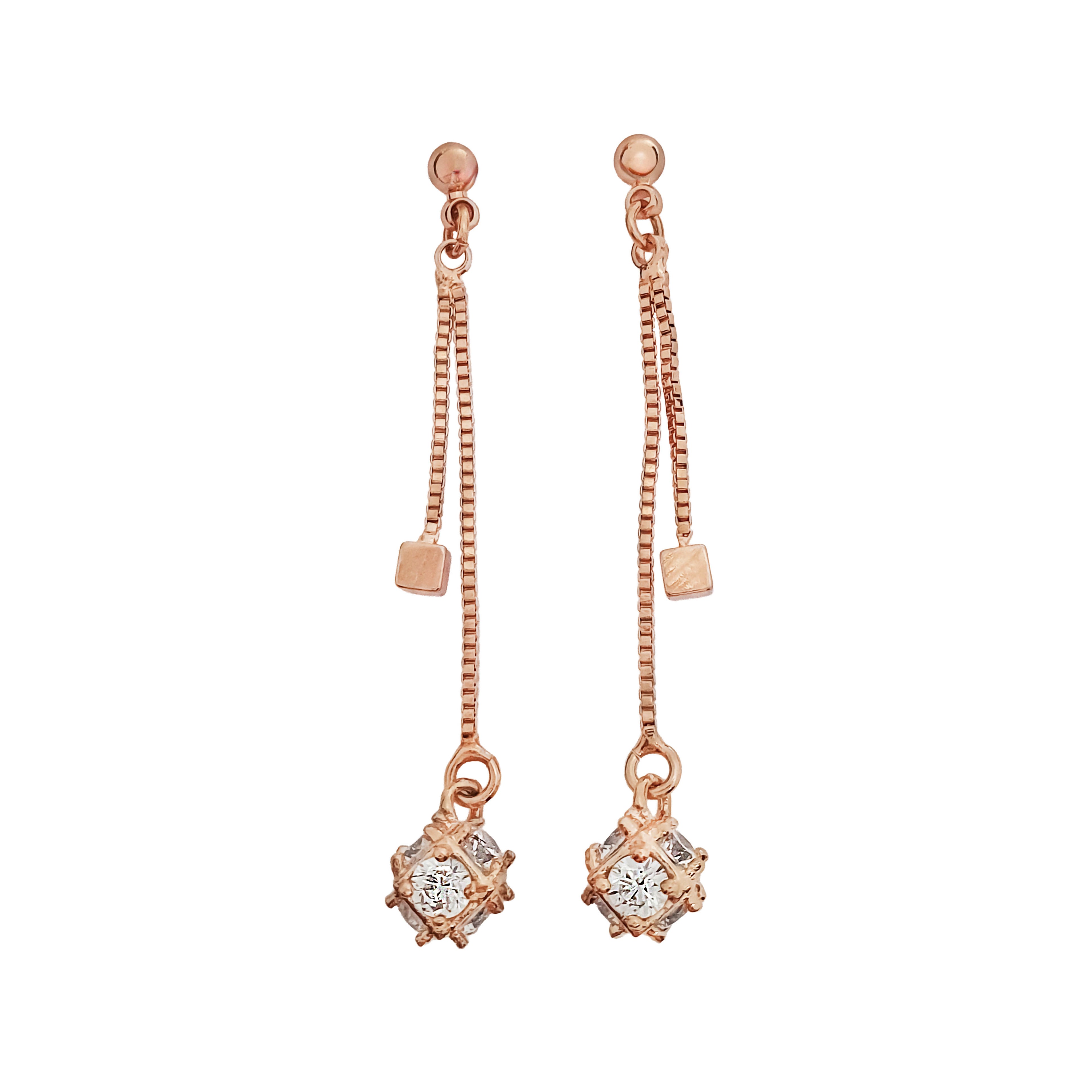 Zelta toņa auskari ar kustīgiem ķēdes piekariņiem un dzidriem akmeņiem