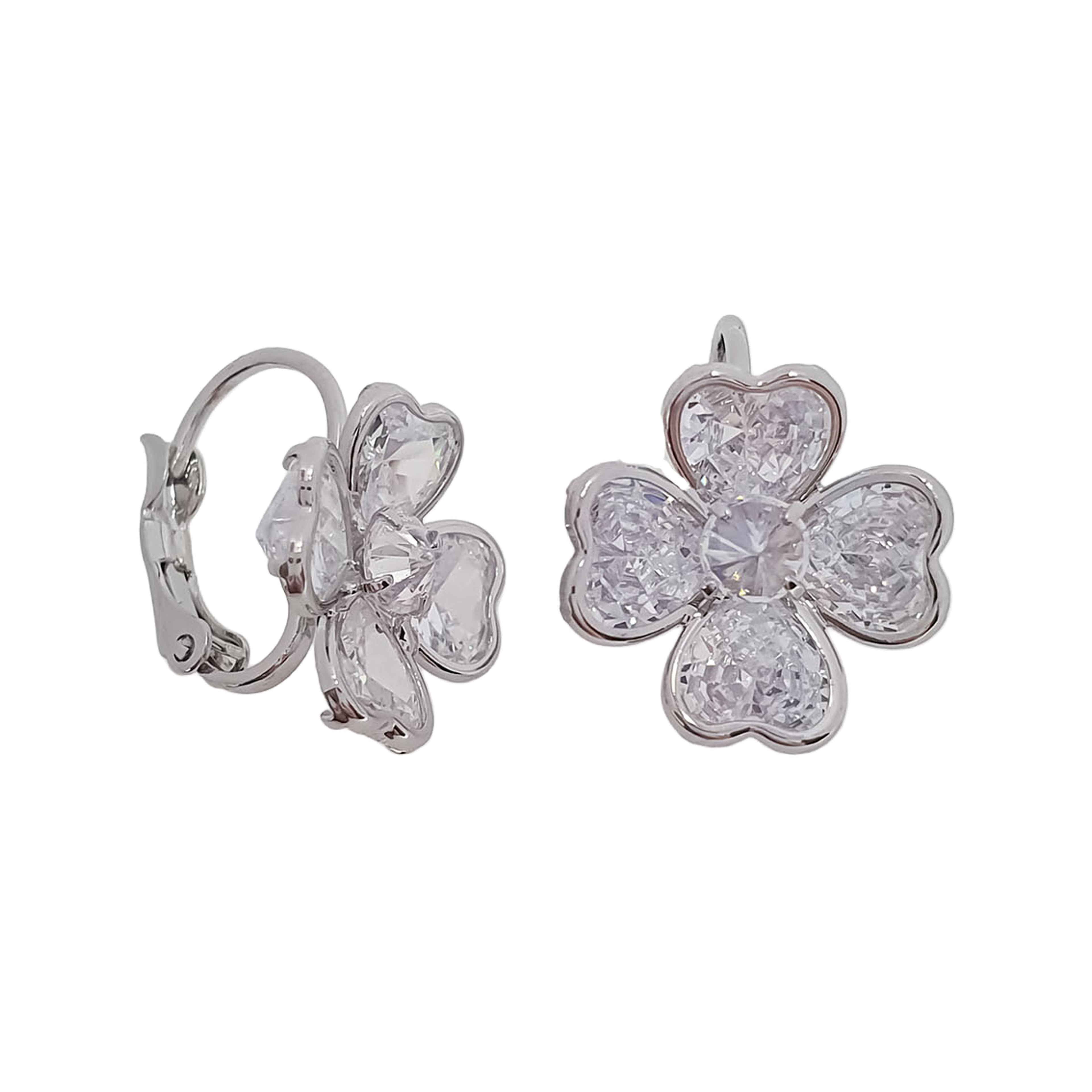 Sudraba toņa auskari ar četrlapu cirkonu ziedu