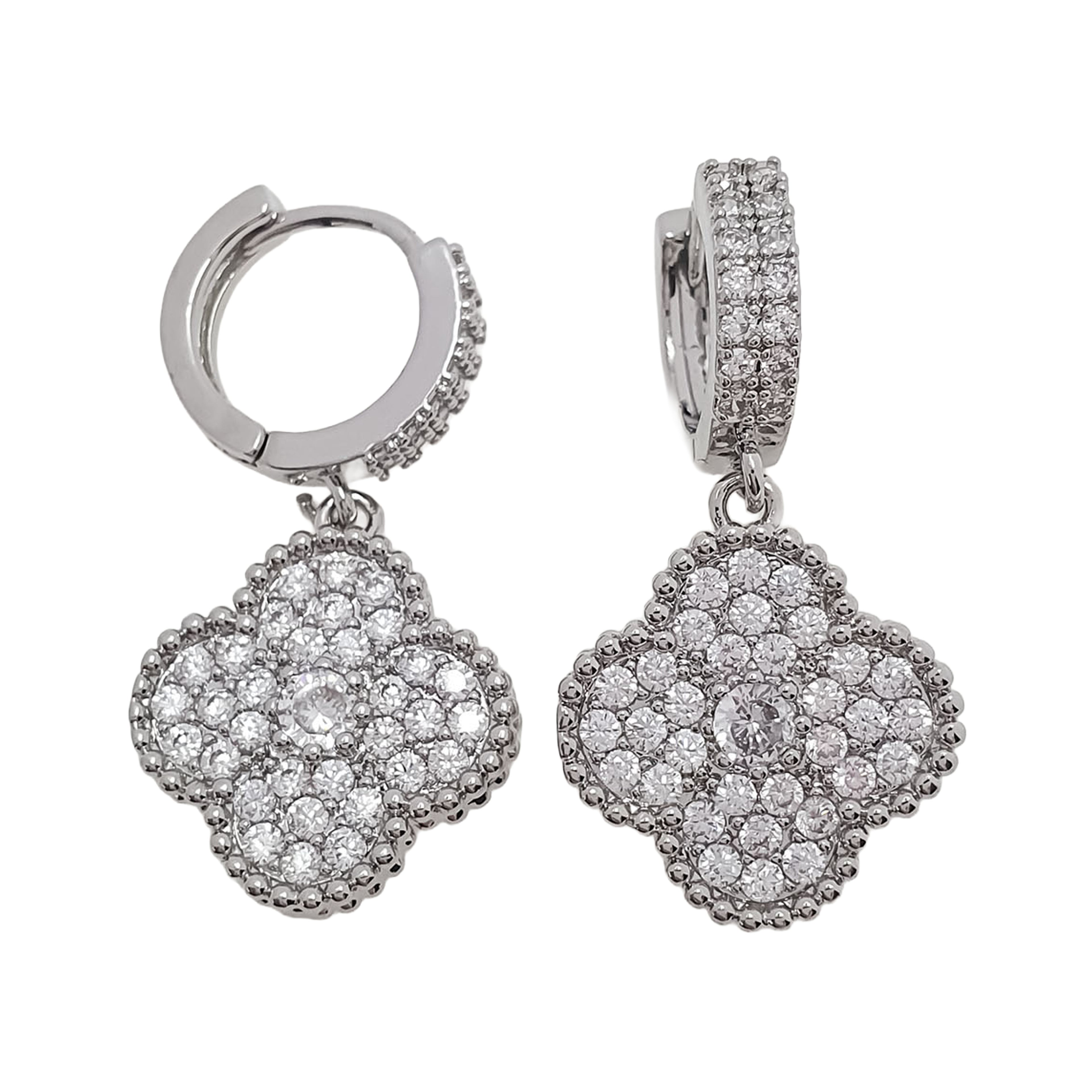 Auskari ar cirkonu āboliņa siluetu sudraba tonī