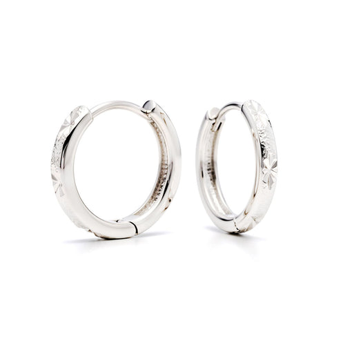 Sudraba krāsas riņķu auskari ar zvaigžņu gravējumu un platīnas pārklājumu