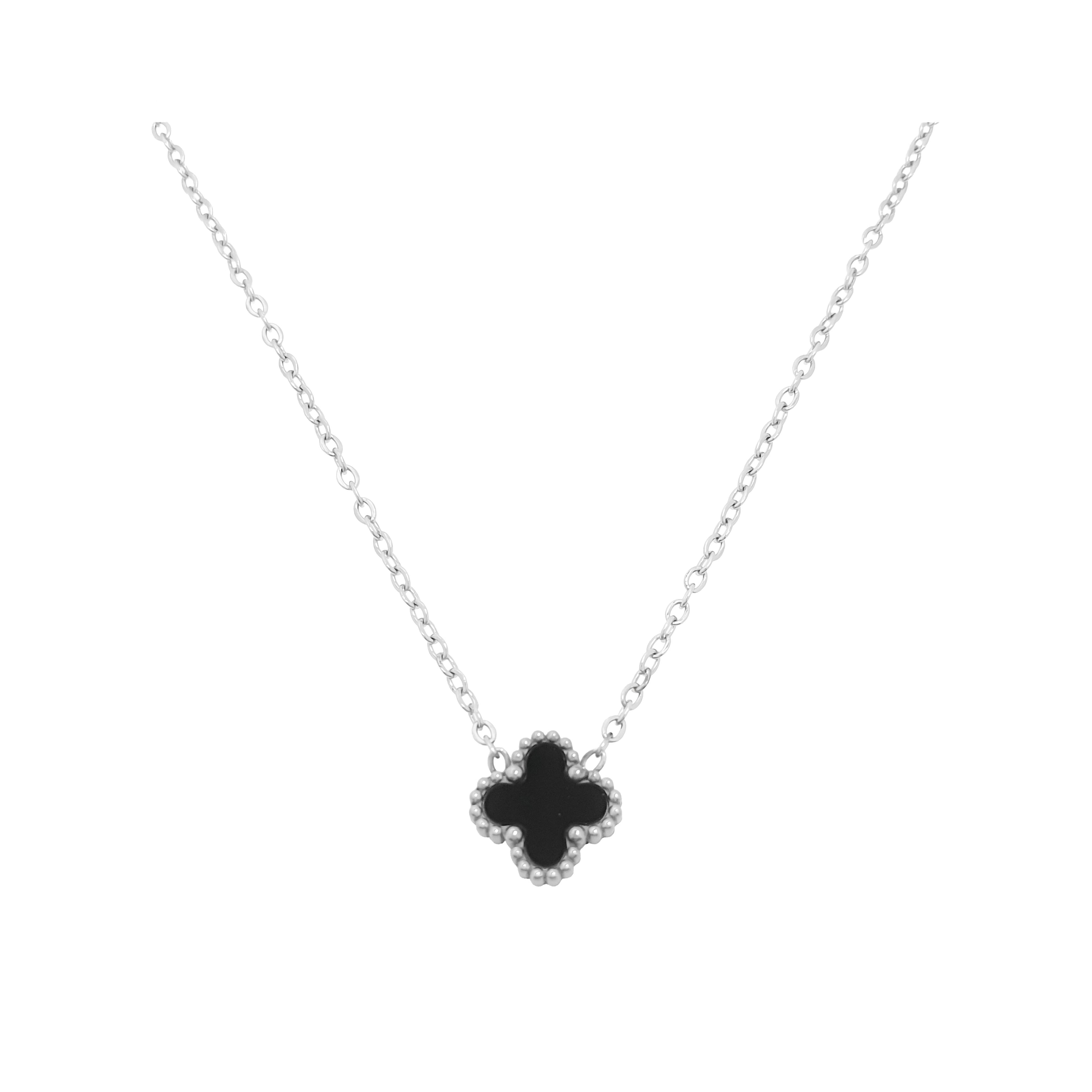 Emaljēts āboliņa elements kaklarotā ar smalku pinumu