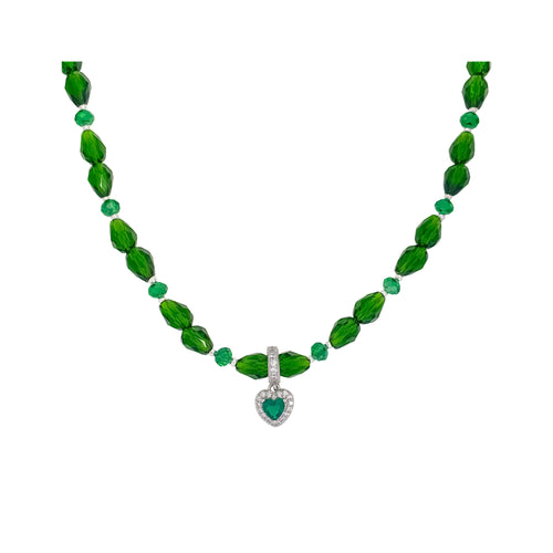 Zaļu pērlīšu kaklarota ar sirds formas kulonu priekšpusē