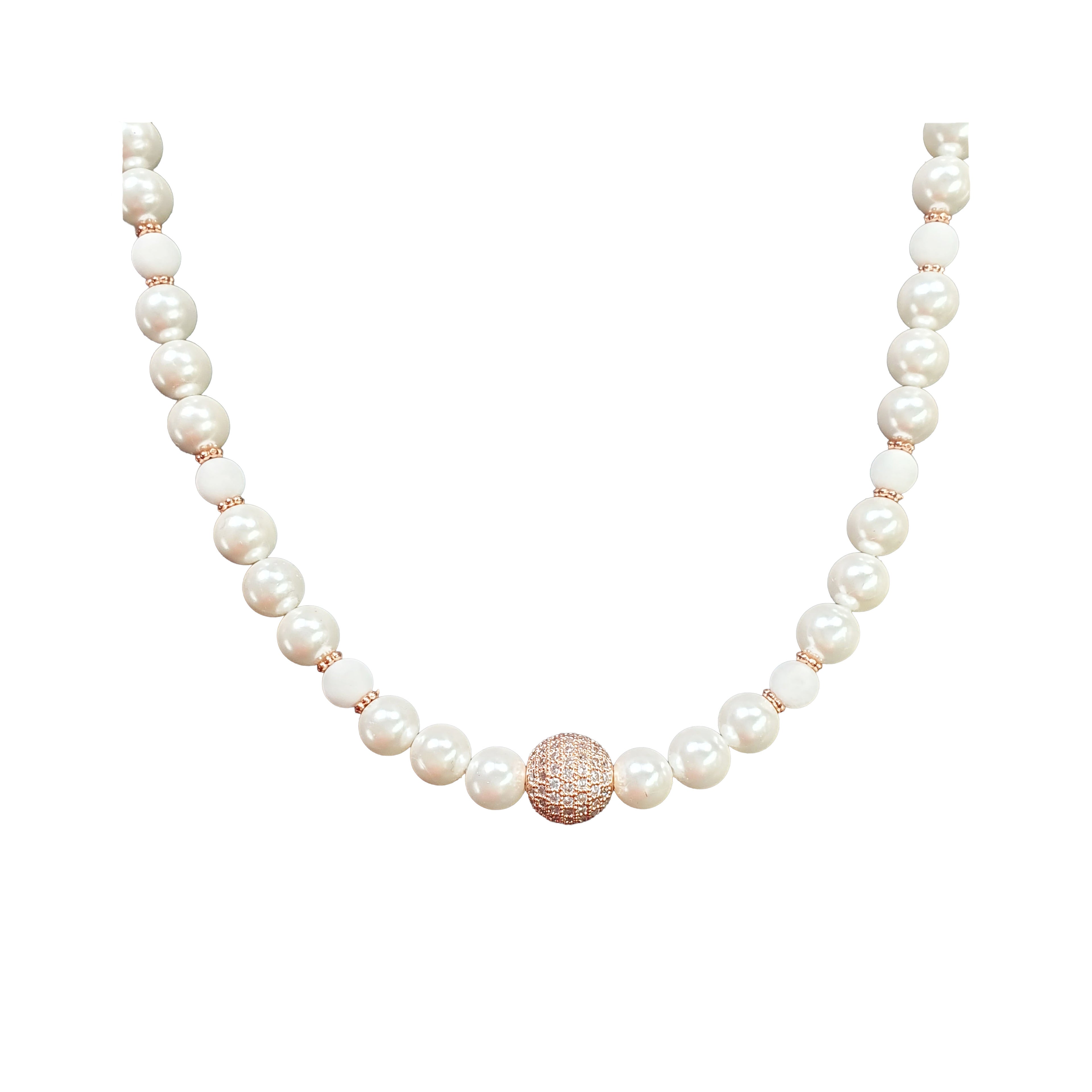 Gaiša pērļu imitācijas kaklarota ar mirdzošu cirkonu lodi un rozā zelta detaļām