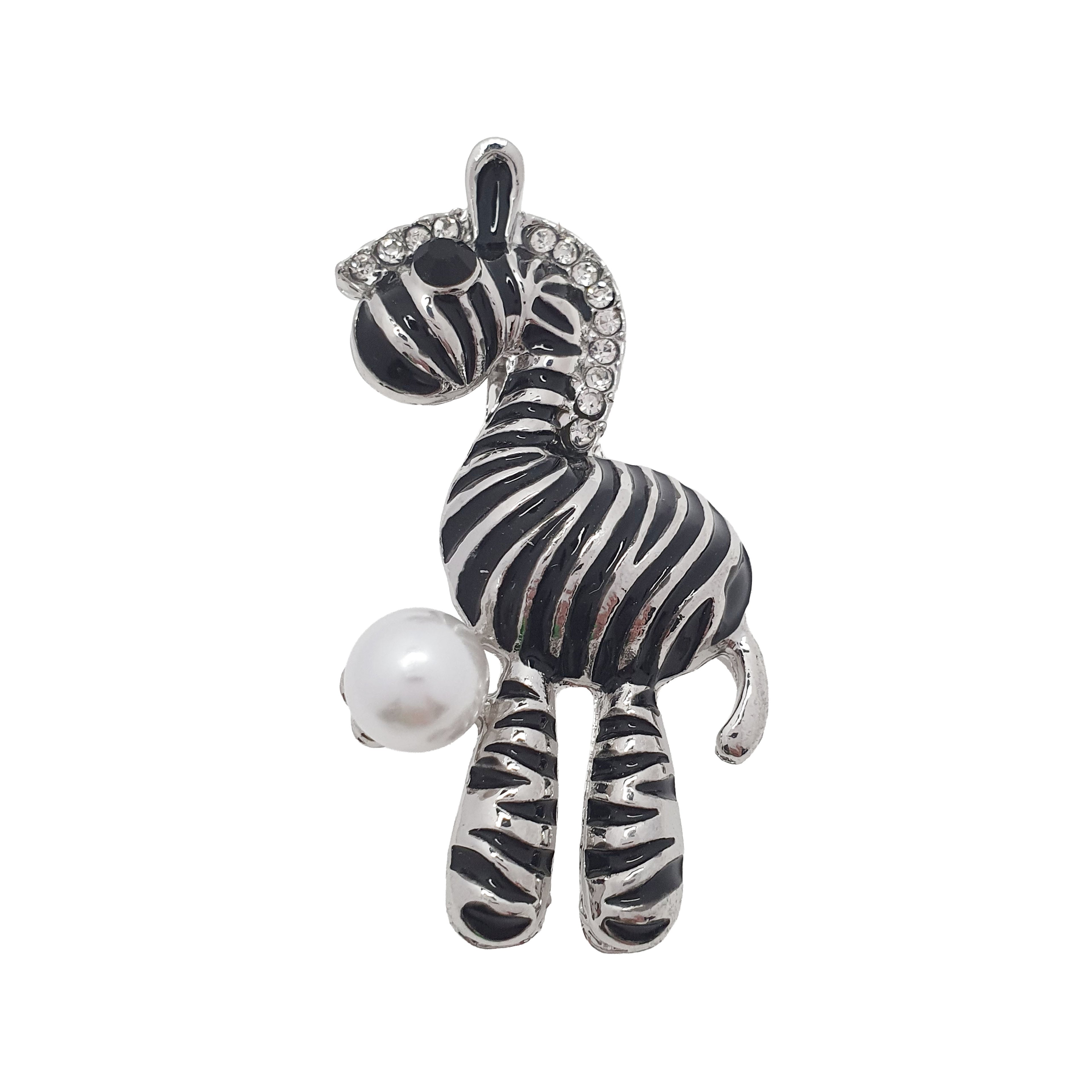 Zebras formas piespraude ar melnbaltu rakstu un pērli